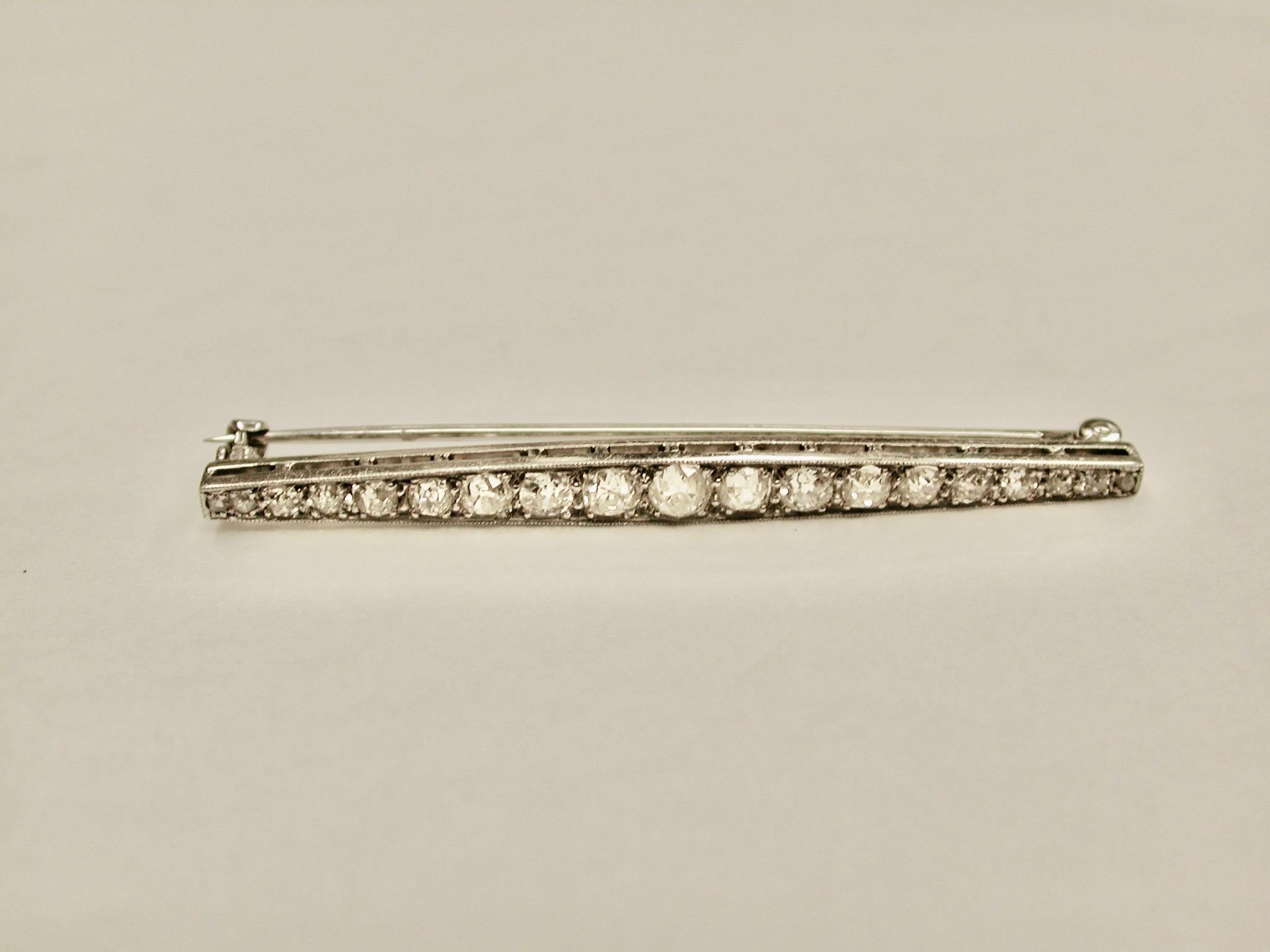 Graduated Multi Old Cut Diamond Brooch Set in 18ct White Gold & Platinum, c.1910 In Good Condition For Sale In London, GB
