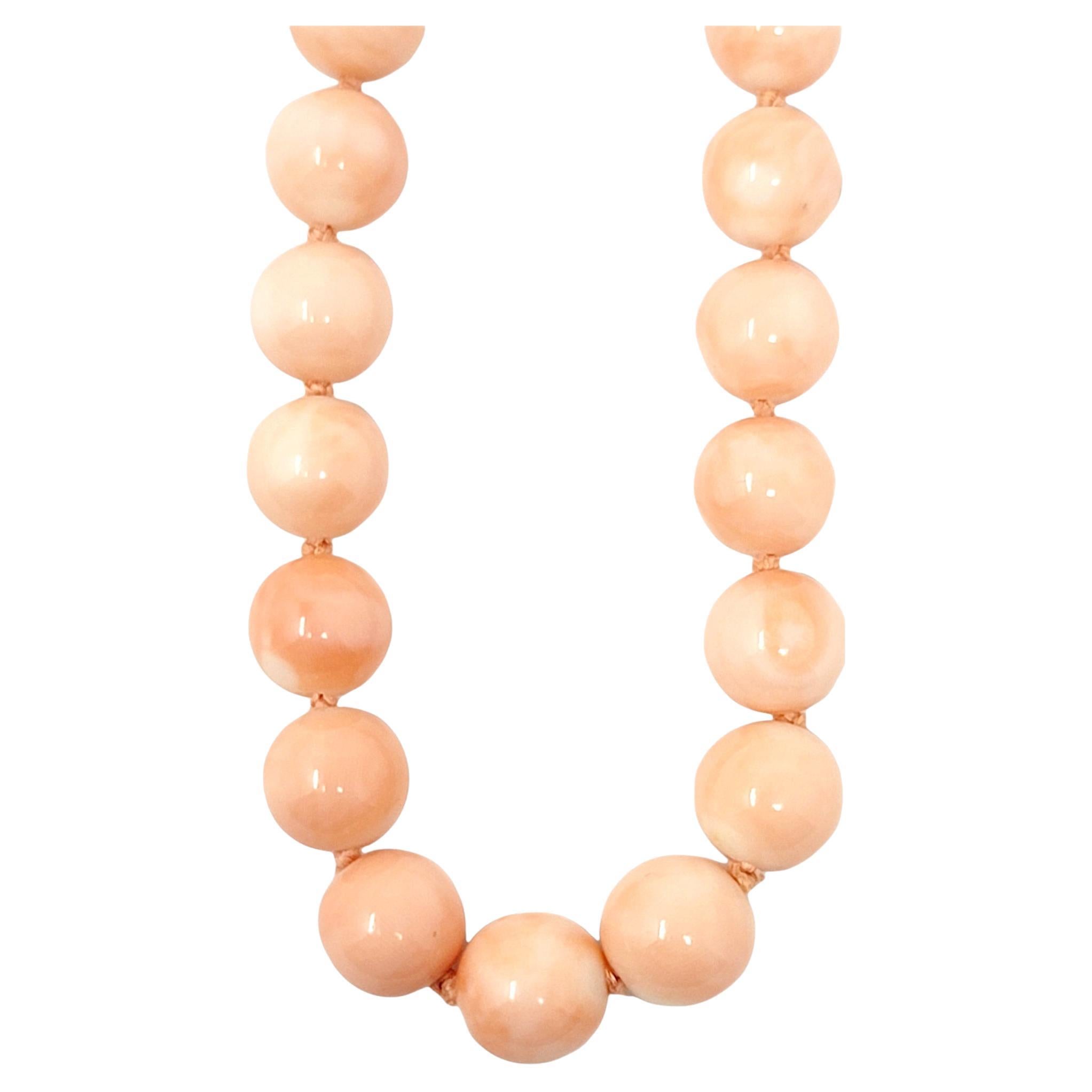 Magnifique collier de perles élégant avec une touche de couleur vive ! Cet incroyable collier de corail naturel est composé d'un seul fil de pierres de corail polies et graduées, d'une superbe couleur rose orangé opaque. La teinte de chaque pierre