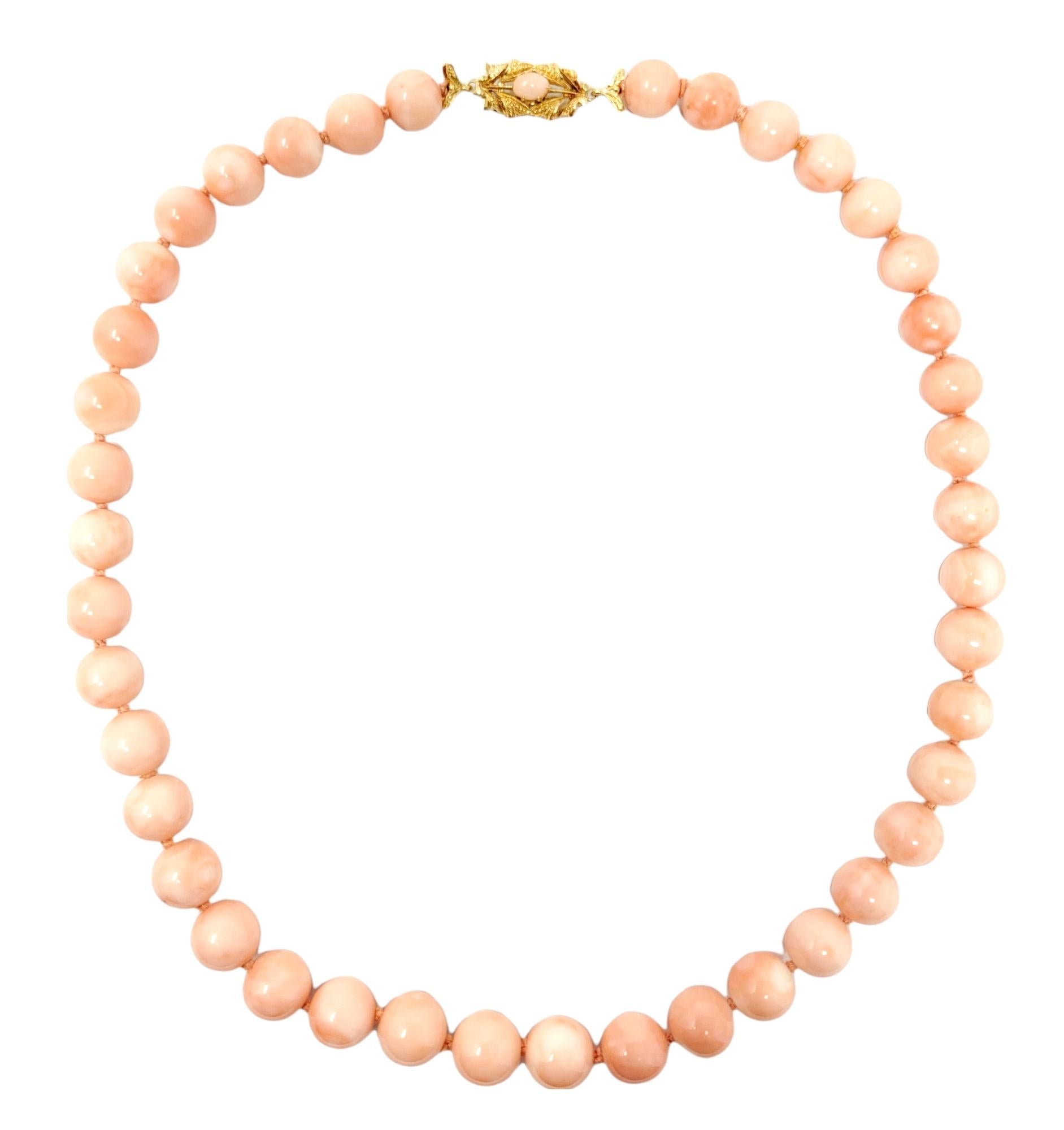 Contemporain Collier de perles de corail naturel gradué de 49,5 cm avec fermoir en or jaune 18 carats  en vente