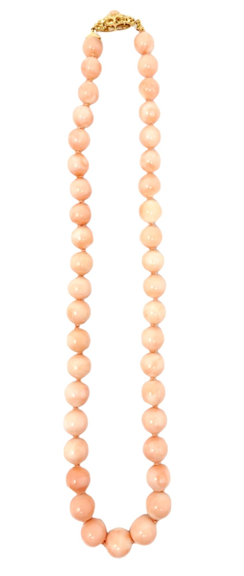 Collier de perles de corail naturel gradué de 49,5 cm avec fermoir en or jaune 18 carats  Bon état - En vente à Scottsdale, AZ
