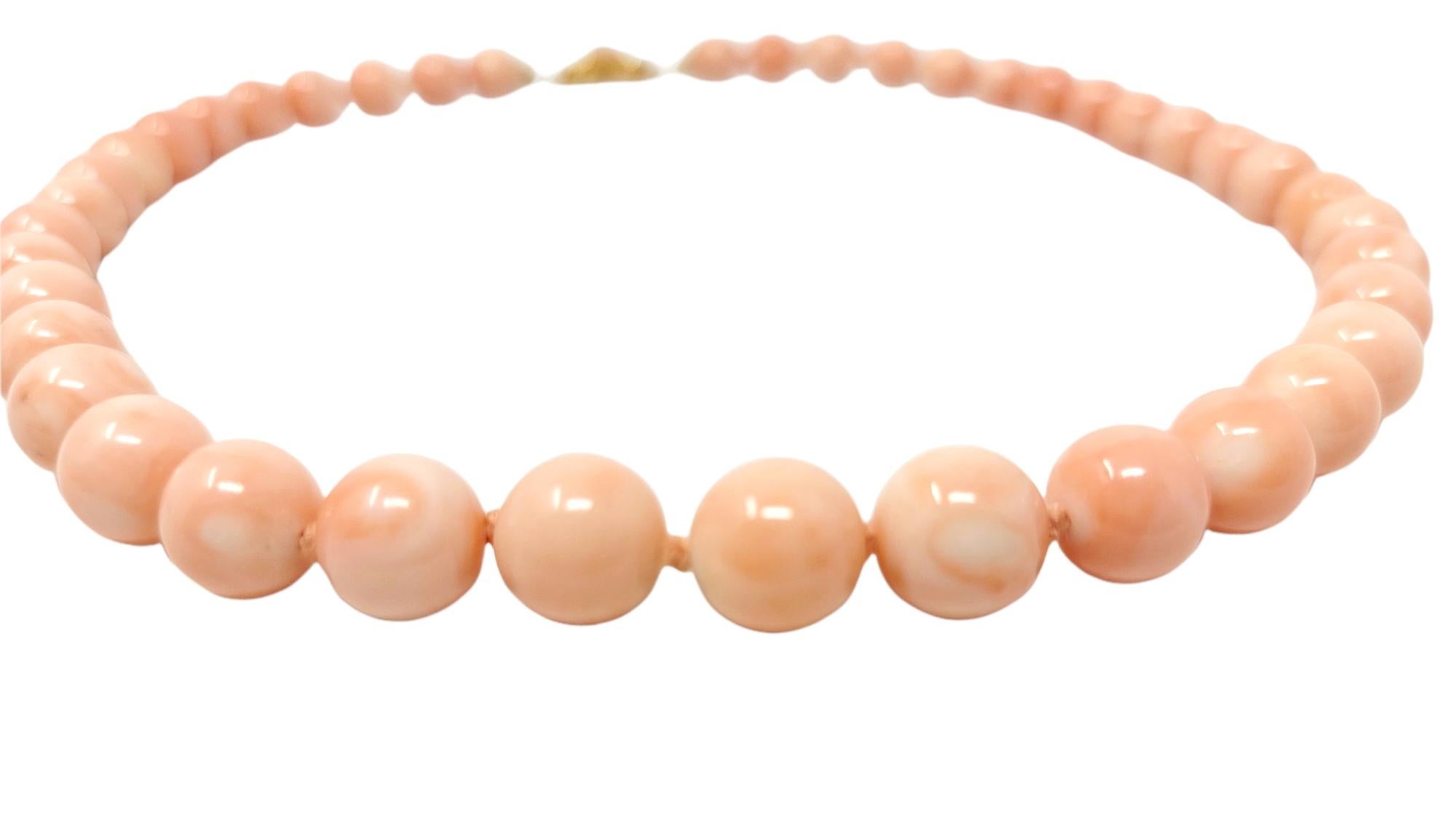 Collier de perles de corail naturel gradué de 49,5 cm avec fermoir en or jaune 18 carats  Pour femmes en vente