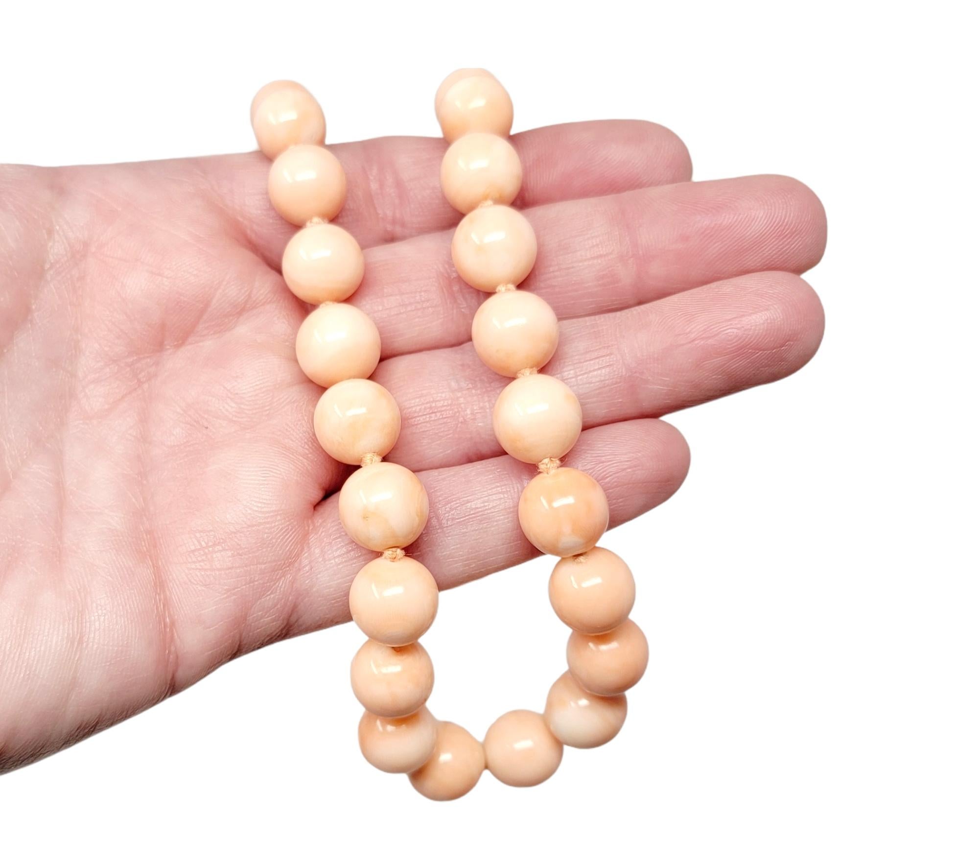 Collier de perles de corail naturel gradué de 49,5 cm avec fermoir en or jaune 18 carats  en vente 1