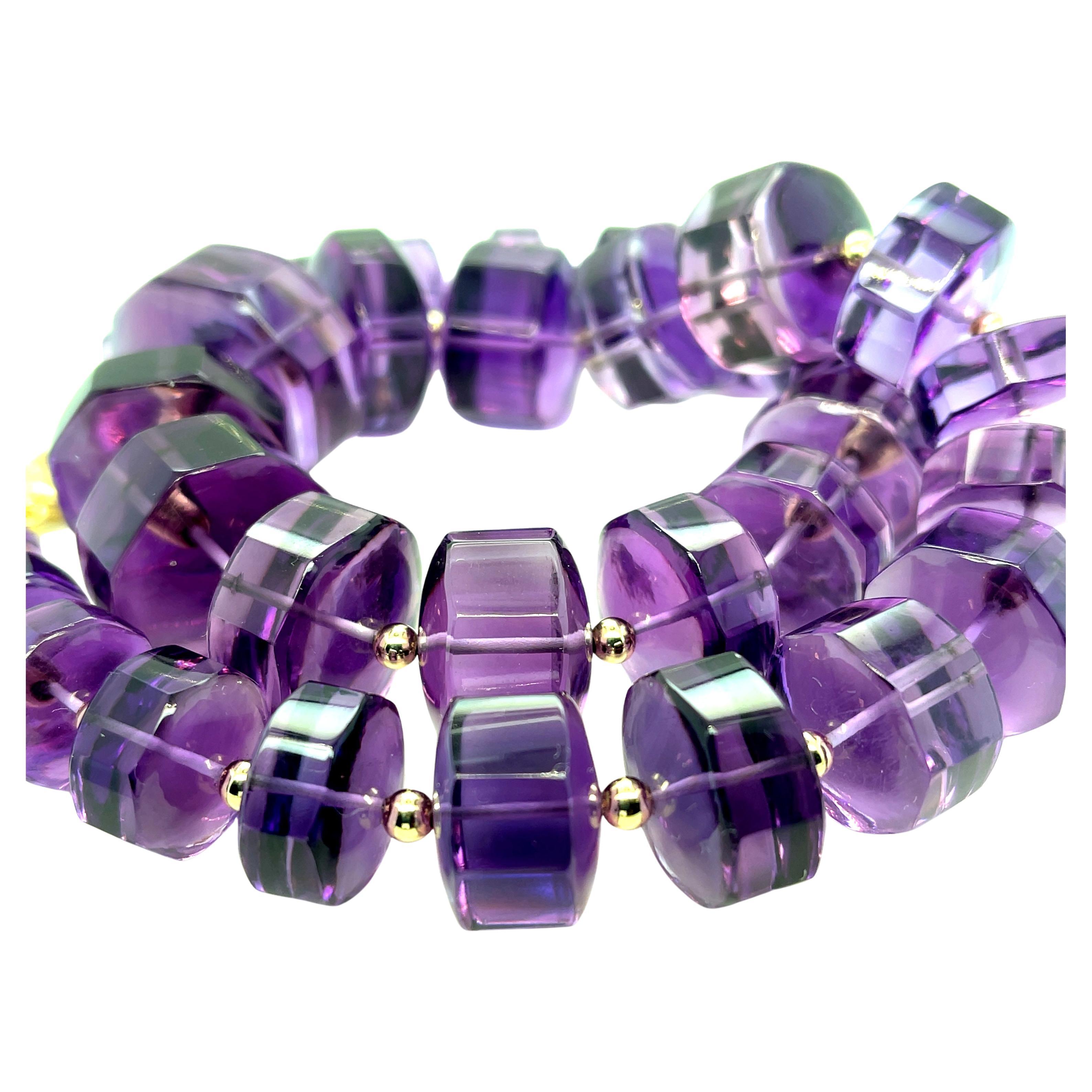 Cet impressionnant collier de perles d'améthyste est un collier de luxe qui ne manquera pas de faire tourner les têtes ! De magnifiques cristaux d'améthyste à la riche couleur violette ont été polis en rondelles octogonales et enfilés à la main sur