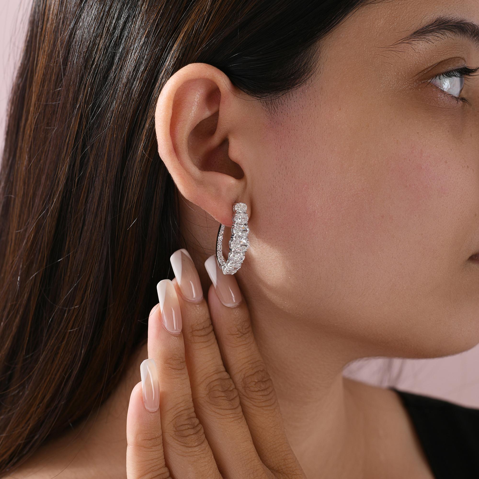 Ces boucles d'oreilles en or blanc 14 carats en diamant SI/H de taille ovale graduée présentent des diamants de taille ovale graduée avec des diamants de taille ronde sur le côté est serti sur le devant de l'anneau et des diamants de taille ronde