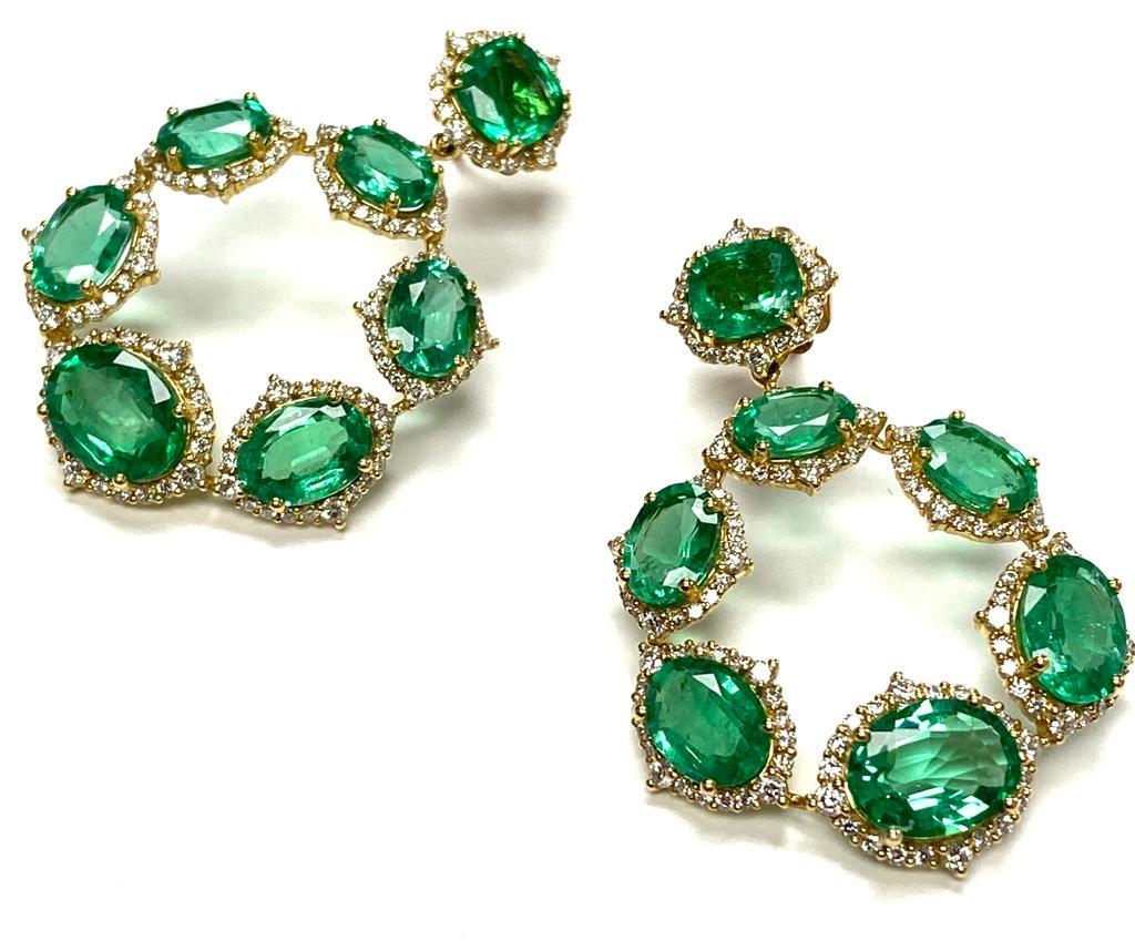 Goshwara Oval Emerald Graduated And Diamond Earrings In New Condition In New York, NY