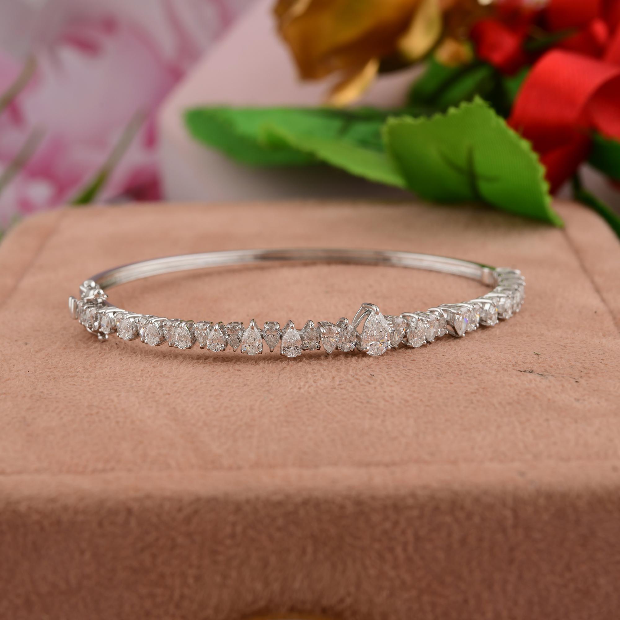 Armband aus 18k Weißgold mit abgestuften Diamanten im Birnen- und Rundschliff (Moderne) im Angebot