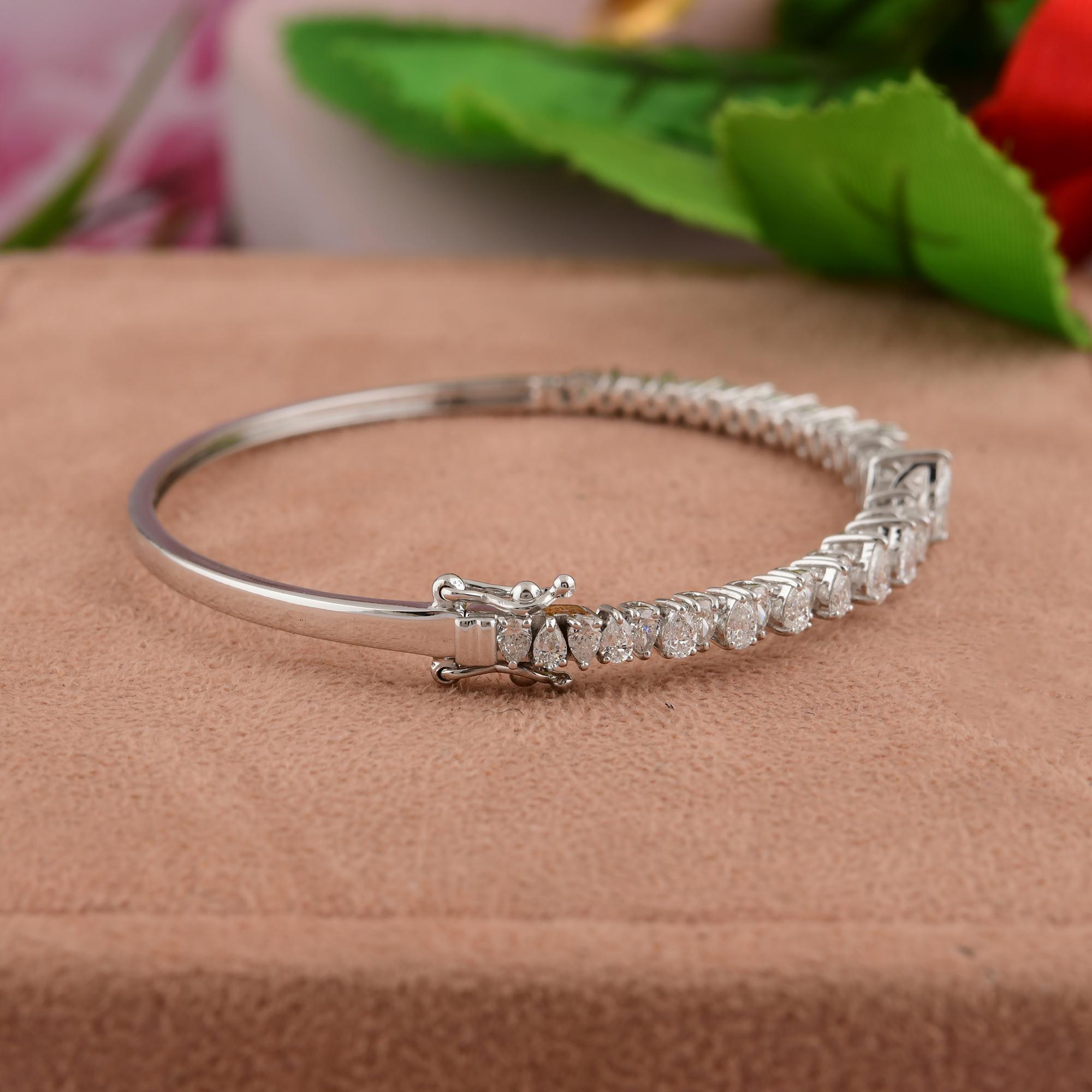 Armband aus 18k Weißgold mit abgestuften Diamanten im Birnen- und Rundschliff (Tropfenschliff) im Angebot