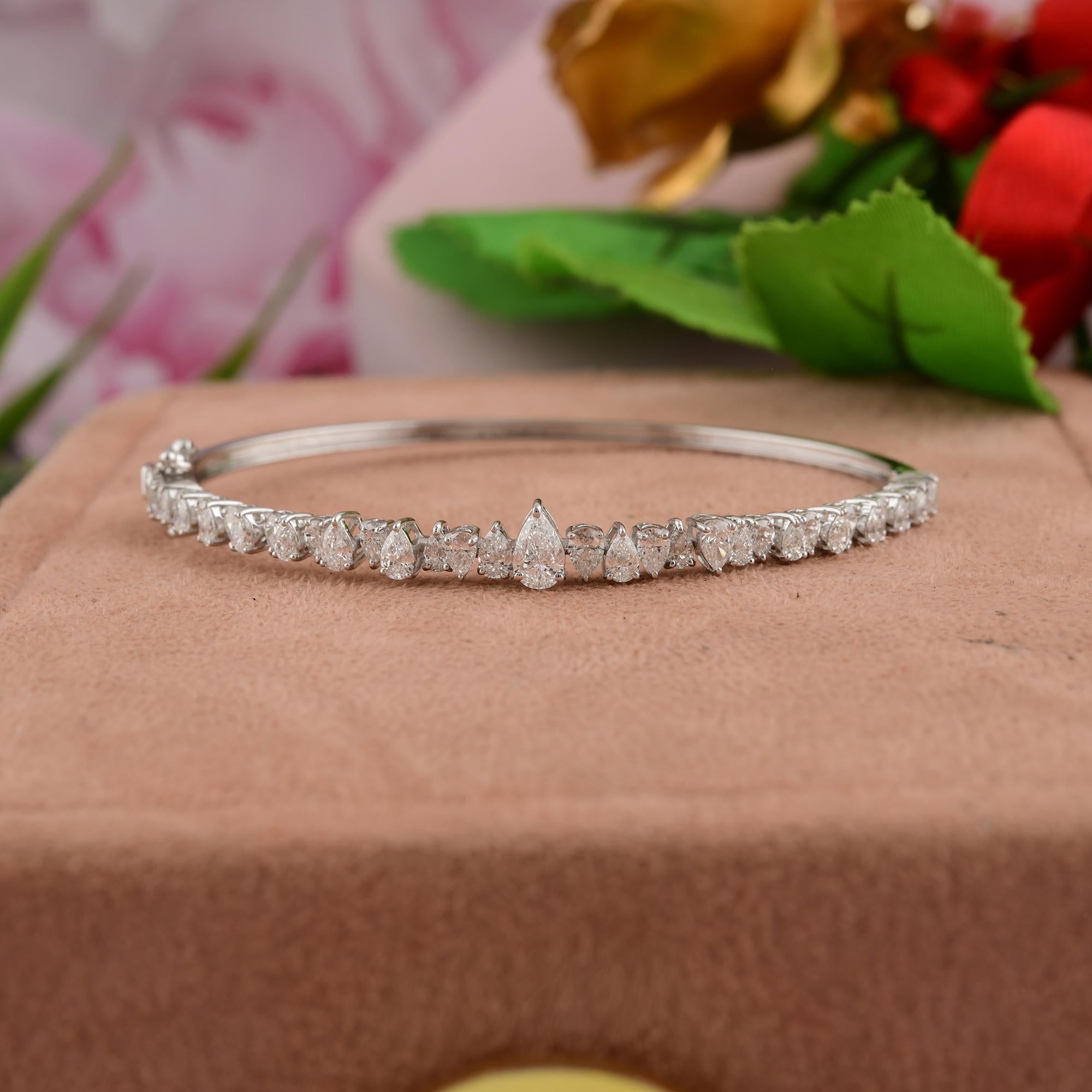 Armband aus 18k Weißgold mit abgestuften Diamanten im Birnen- und Rundschliff im Zustand „Neu“ im Angebot in Diera, Dubai