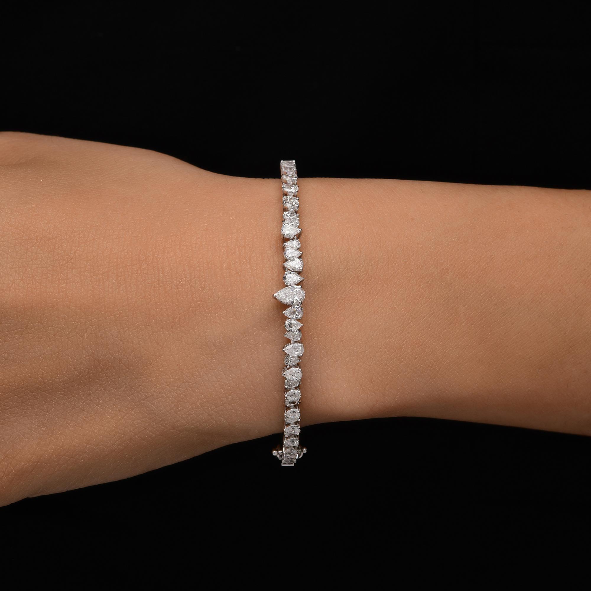 Armband aus 18k Weißgold mit abgestuften Diamanten im Birnen- und Rundschliff Damen im Angebot