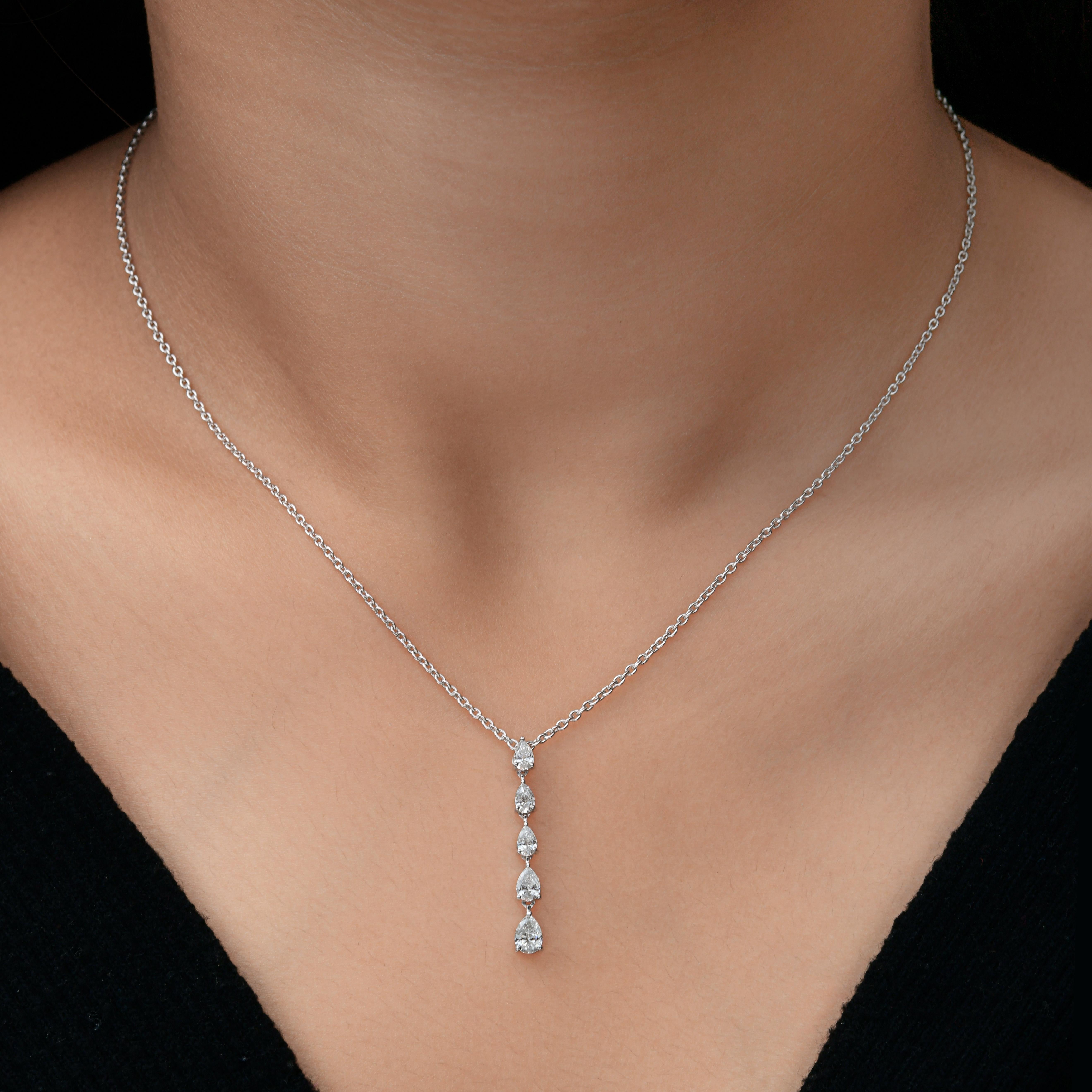 Collar con delicada gota en forma de Y de diamantes talla pera graduados SI/HI Oro blanco de 14k Con cinco piedras de diamantes talla pera graduadas, perfectamente alineadas para formar una gota vertical que alarga y favorece el escote. Cada piedra