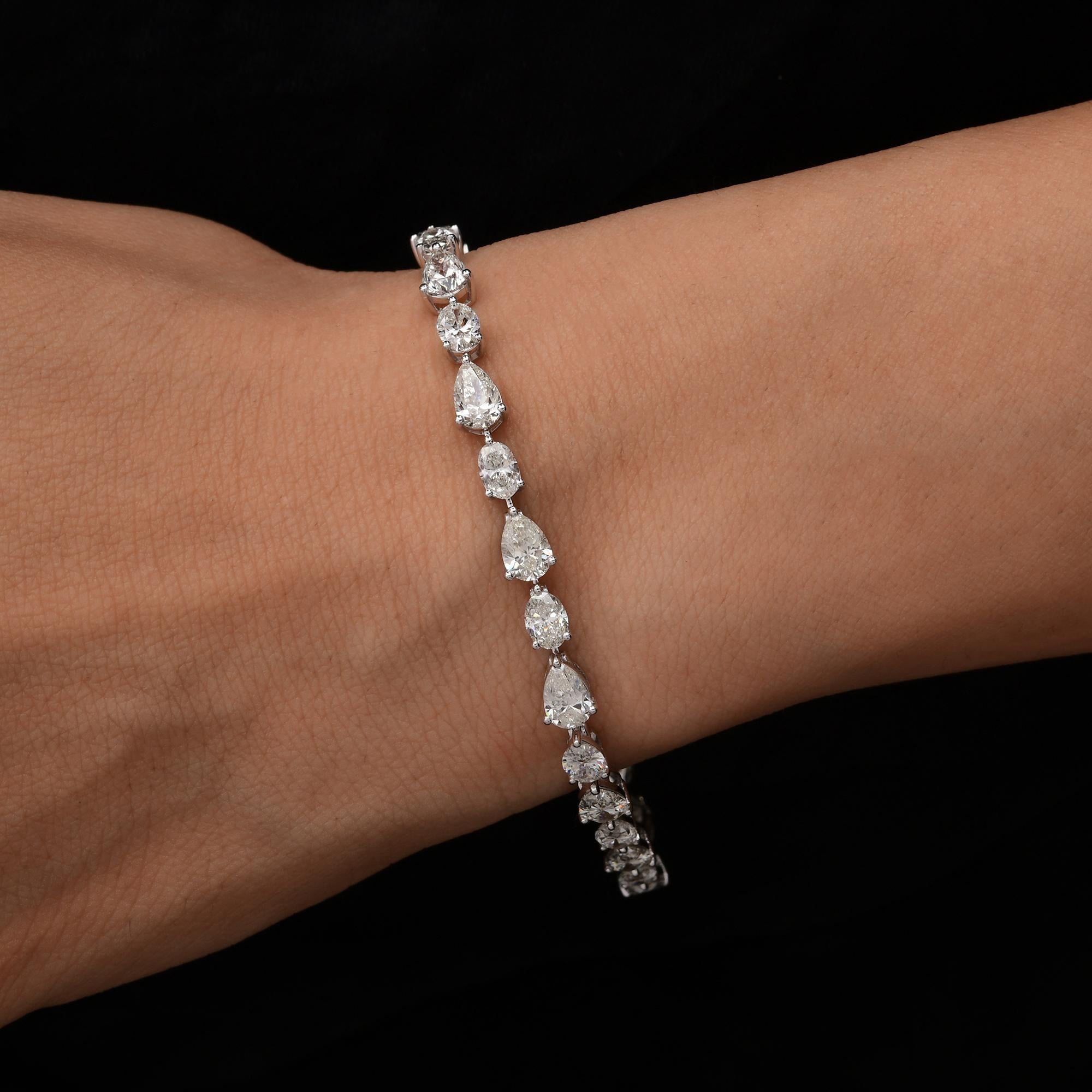 Pera Graduada Ovalada 10.55Ct Diamantes Pulsera Tenis Oro 14 Kilates Joyería Fina
Cada brillante piedra en forma de pera está delicadamente engastada para reflejar amor y lujo, lo que la convierte en la pulsera perfecta para homenajear a alguien