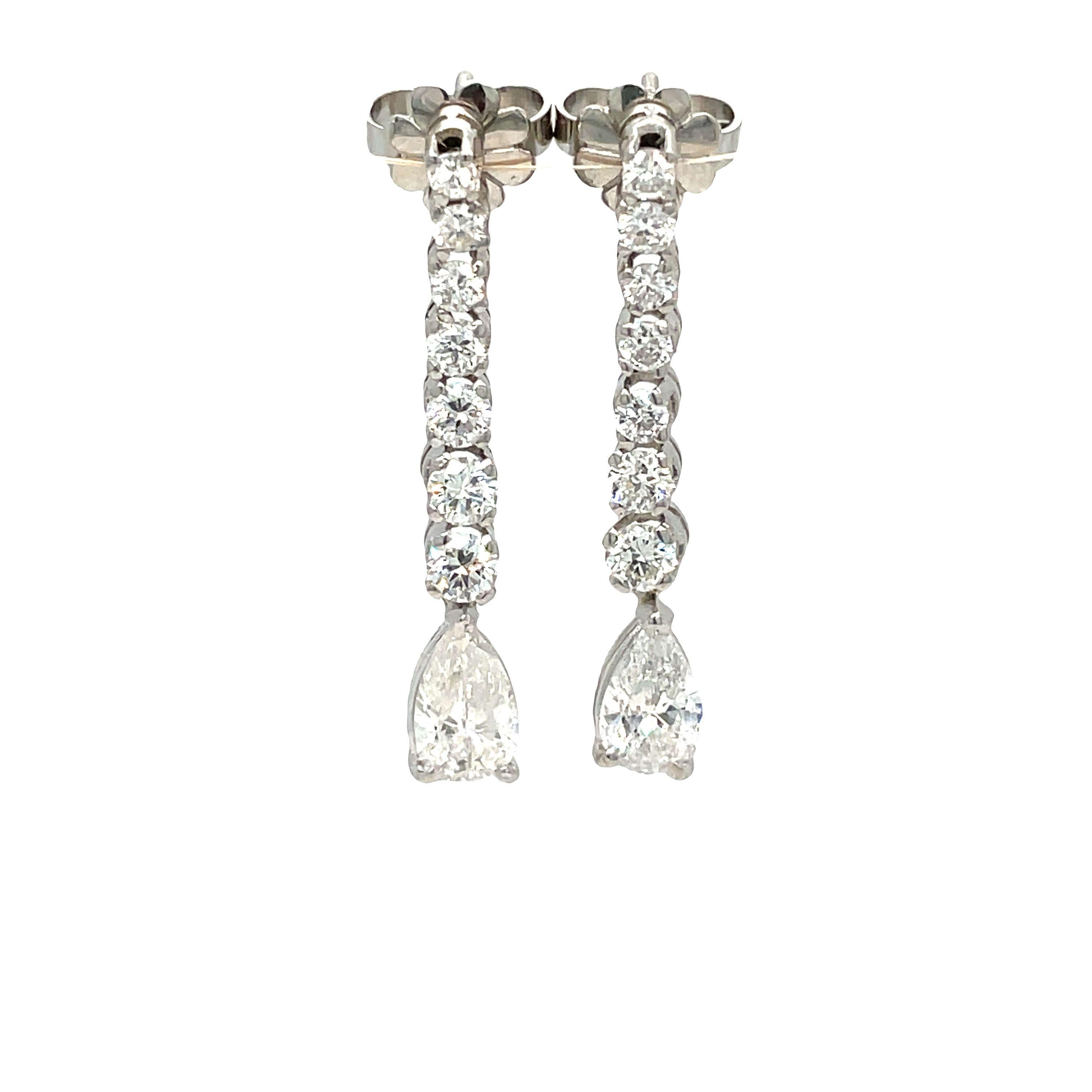 Orecchini pendenti con diamanti a forma di pera graduata in platino 3,75 ctw In condizioni ottime in vendita a beverly hills, CA