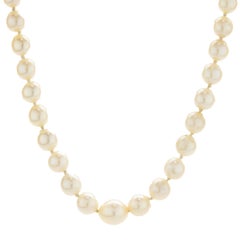 Abgestufte Perlenkette mit Verschluss aus 14 Karat Weißgold