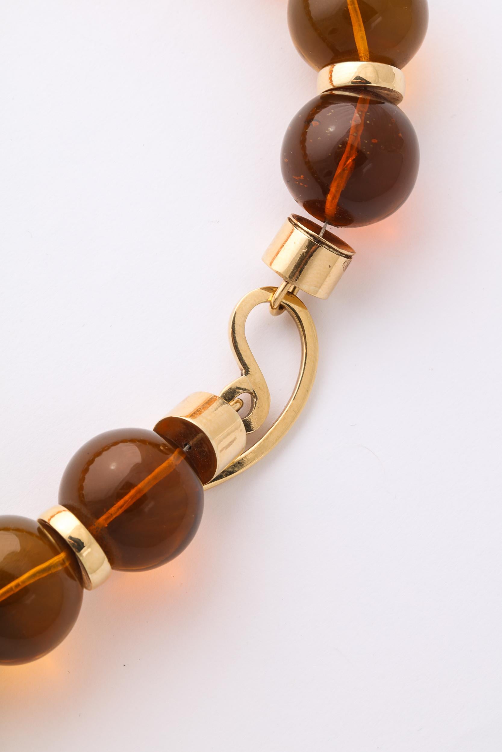 Collier rond de rondelle en or jaune 18 carats et ambre reconstitué à la perfection Excellent état - En vente à New York, NY