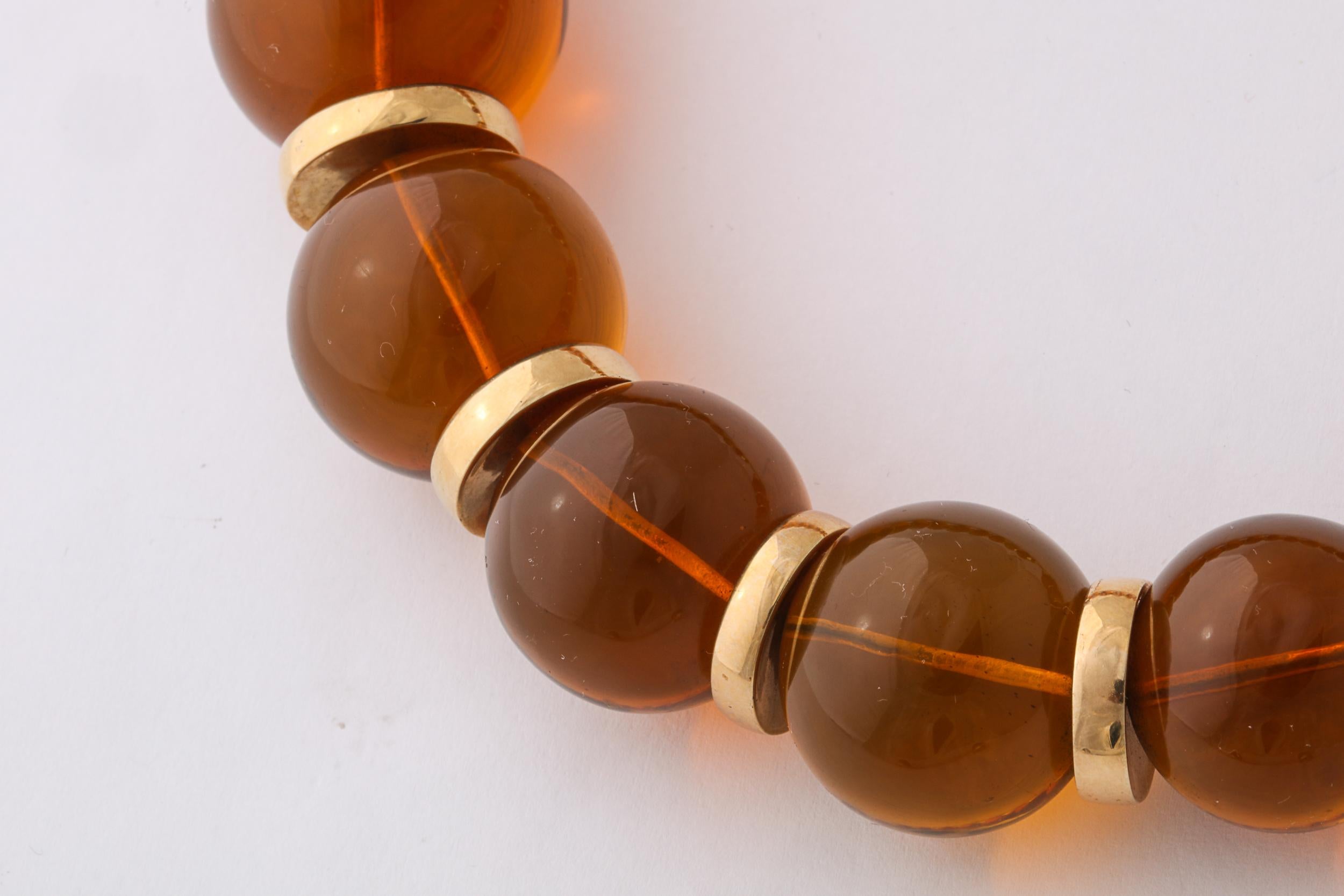 Contemporary Graduated Reconstituted Amber and 18 Karat Yellow Gold Rondel Necklace For Sale