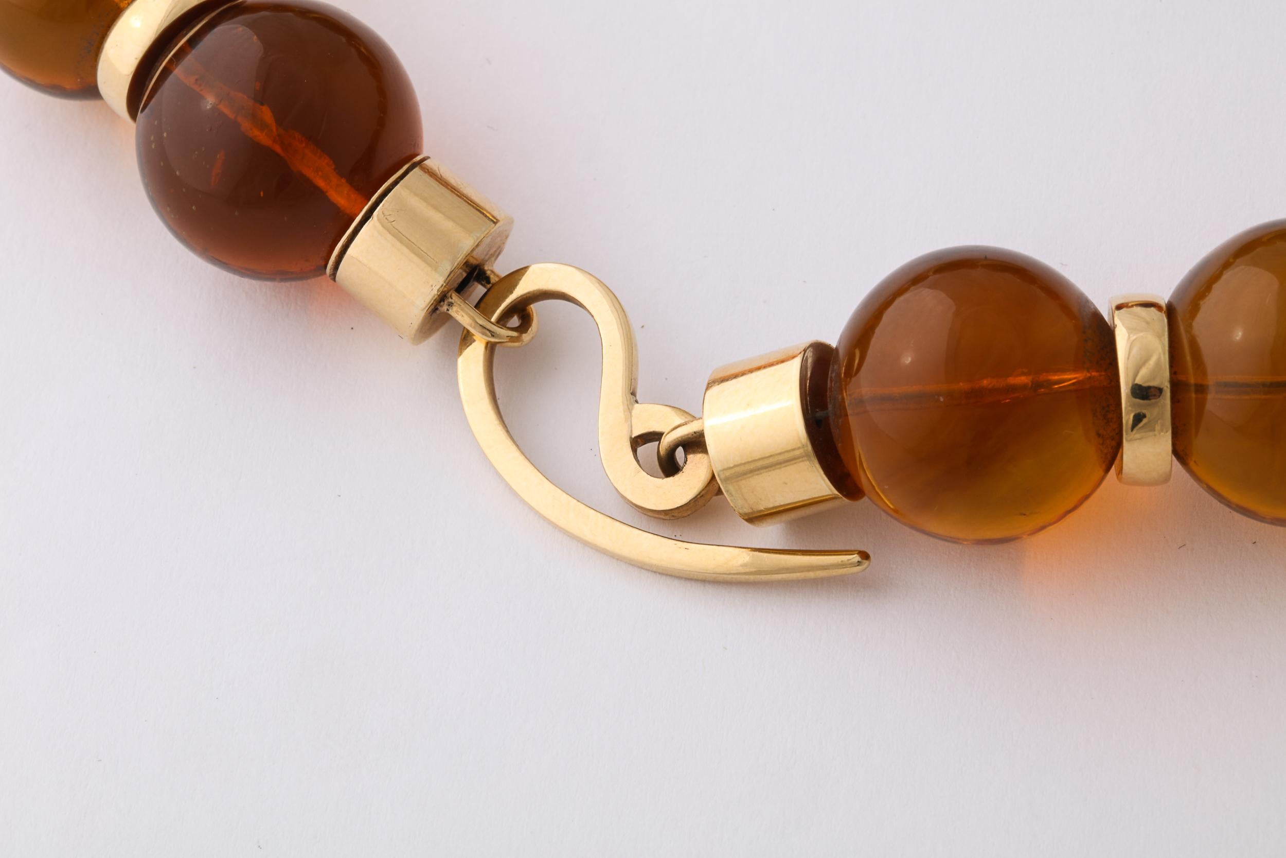 Graduated Reconstituted Amber and 18 Karat Yellow Gold Rondel Necklace In Excellent Condition For Sale In New York, NY