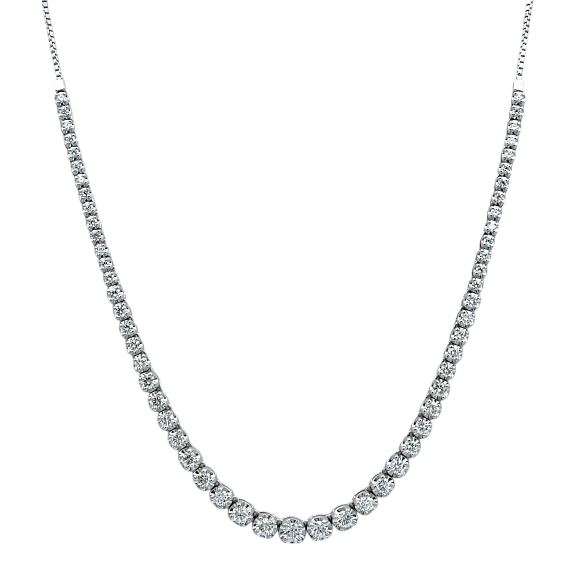 Scopri l'epitome dell'eleganza senza tempo con questa squisita collana di diamanti graduata, una vera e propria testimonianza dell'arte dell'alta gioielleria. Meticolosamente incastonata in oro bianco 14 carati, questa collana è un'abbagliante