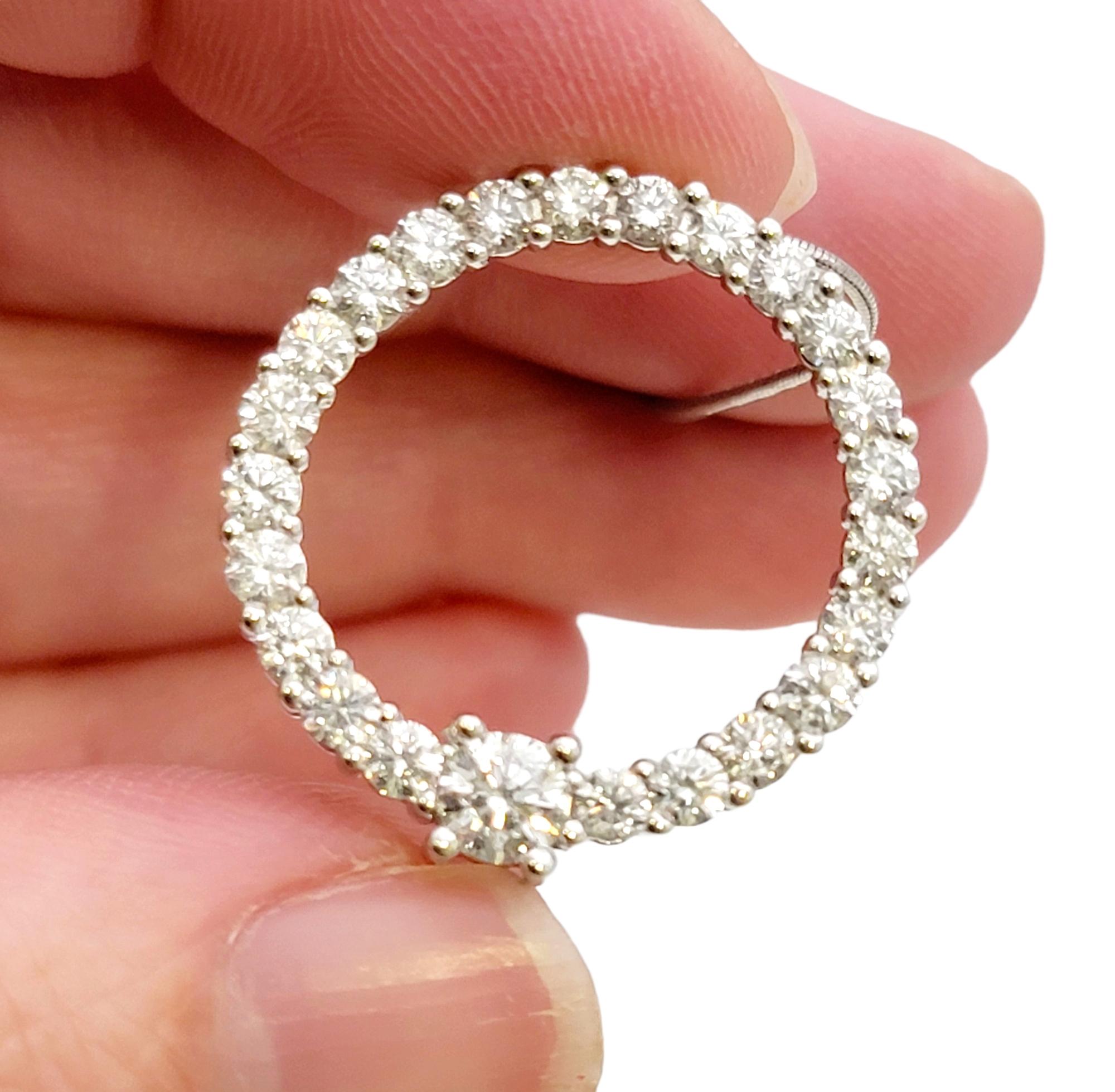 Collier à pendentif en or blanc 14 carats avec diamants ronds gradués en forme de cercle ouvert en vente 7