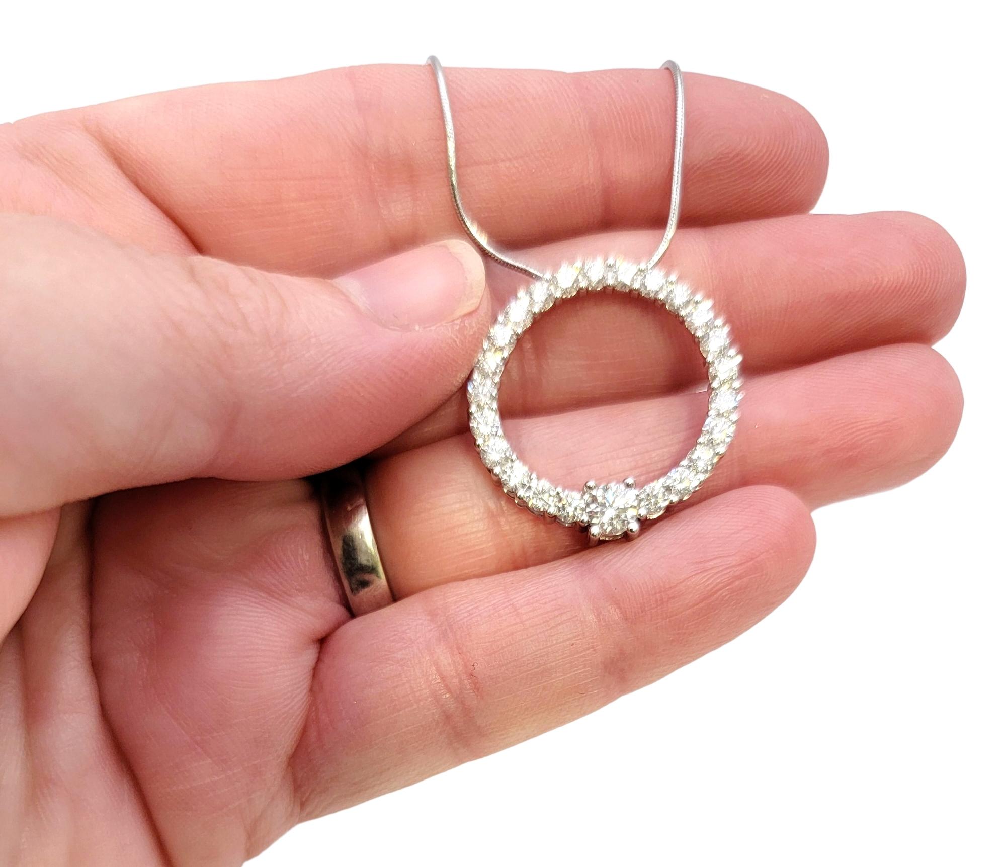 Collier à pendentif en or blanc 14 carats avec diamants ronds gradués en forme de cercle ouvert en vente 8
