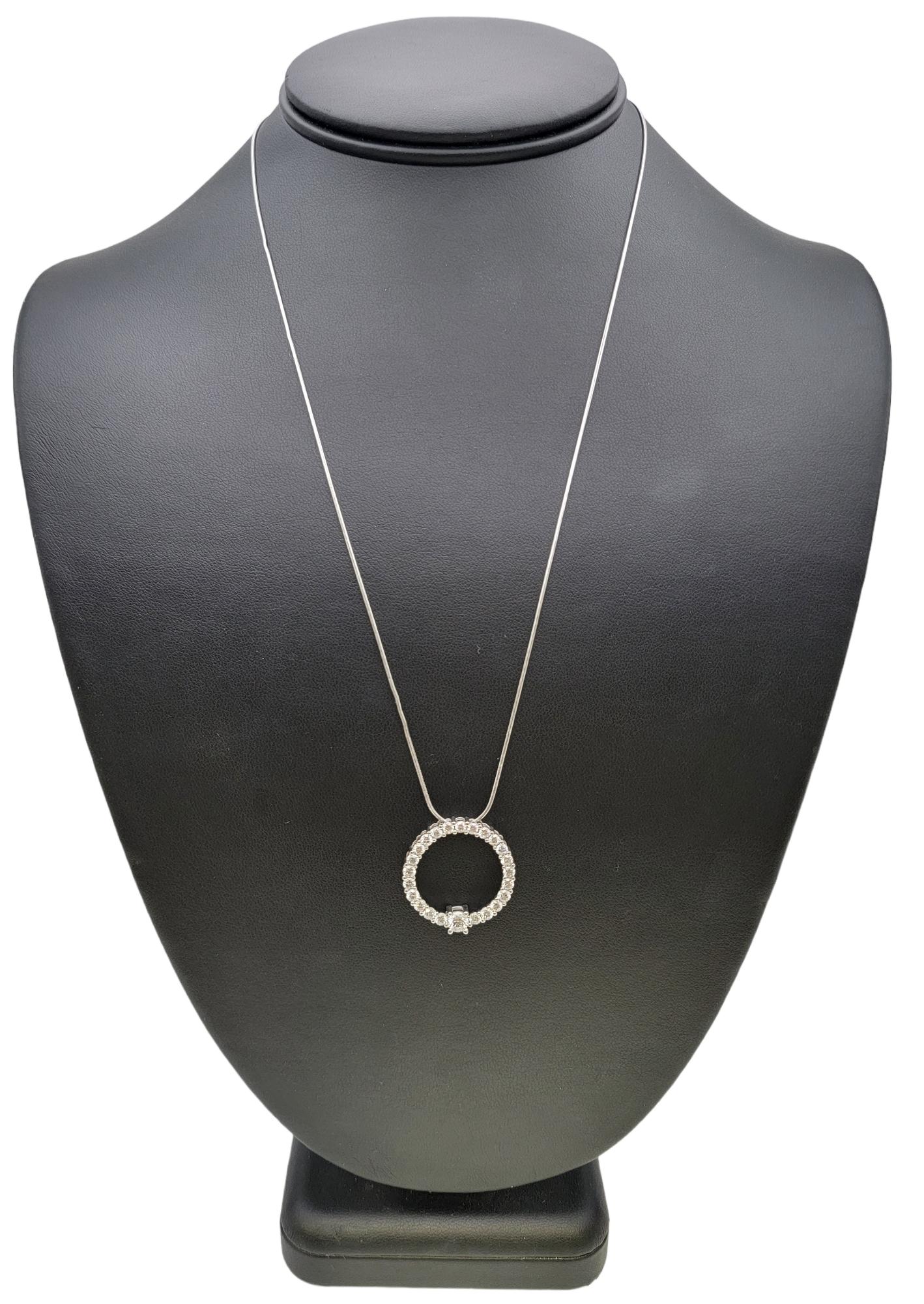 Collier à pendentif en or blanc 14 carats avec diamants ronds gradués en forme de cercle ouvert en vente 9