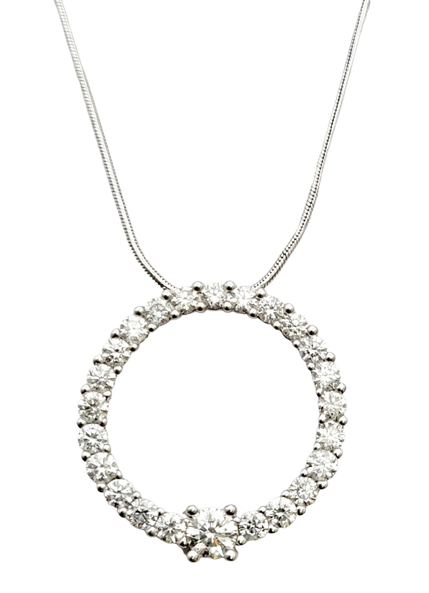 Taille ronde Collier à pendentif en or blanc 14 carats avec diamants ronds gradués en forme de cercle ouvert en vente