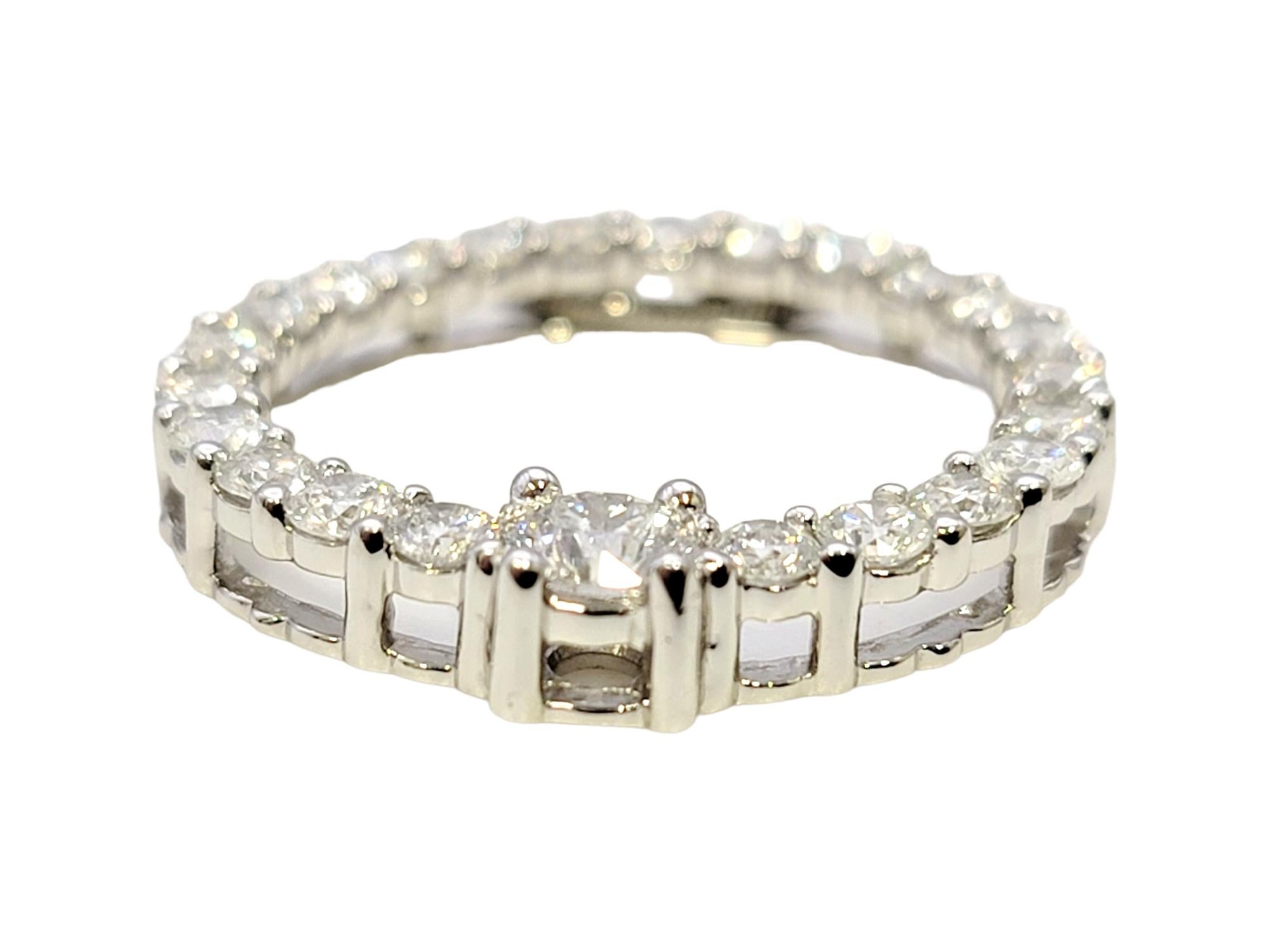 Collier à pendentif en or blanc 14 carats avec diamants ronds gradués en forme de cercle ouvert en vente 1