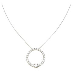 Collier à pendentif en or blanc 14 carats avec diamants ronds gradués en forme de cercle ouvert