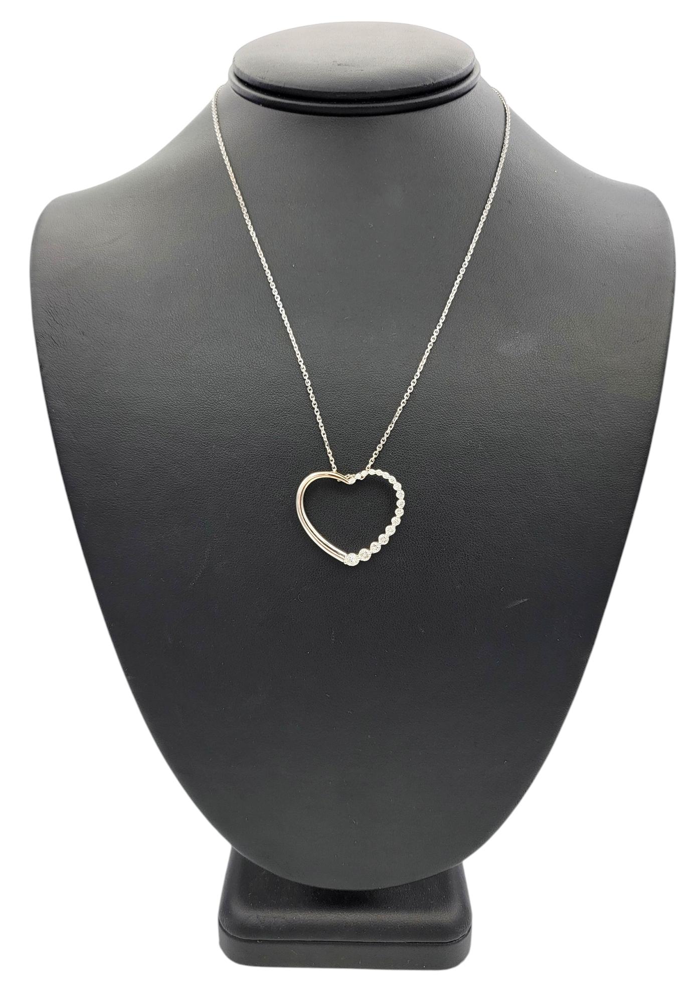 Collier pendentif cœur ouvert en or blanc 14 carats avec diamants ronds gradués en vente 4