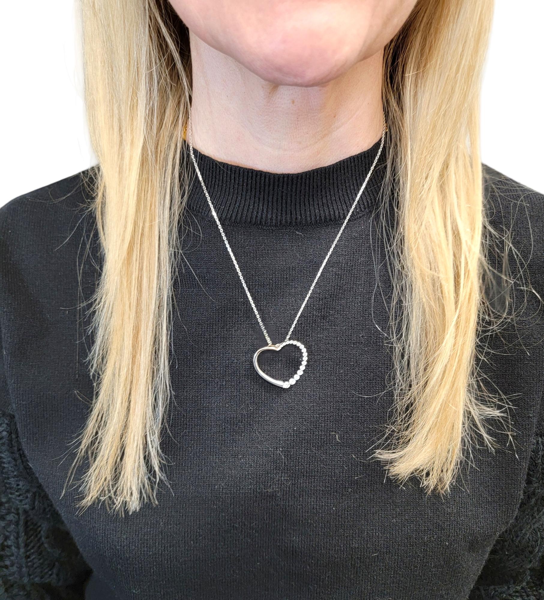 Collier pendentif cœur ouvert en or blanc 14 carats avec diamants ronds gradués en vente 5
