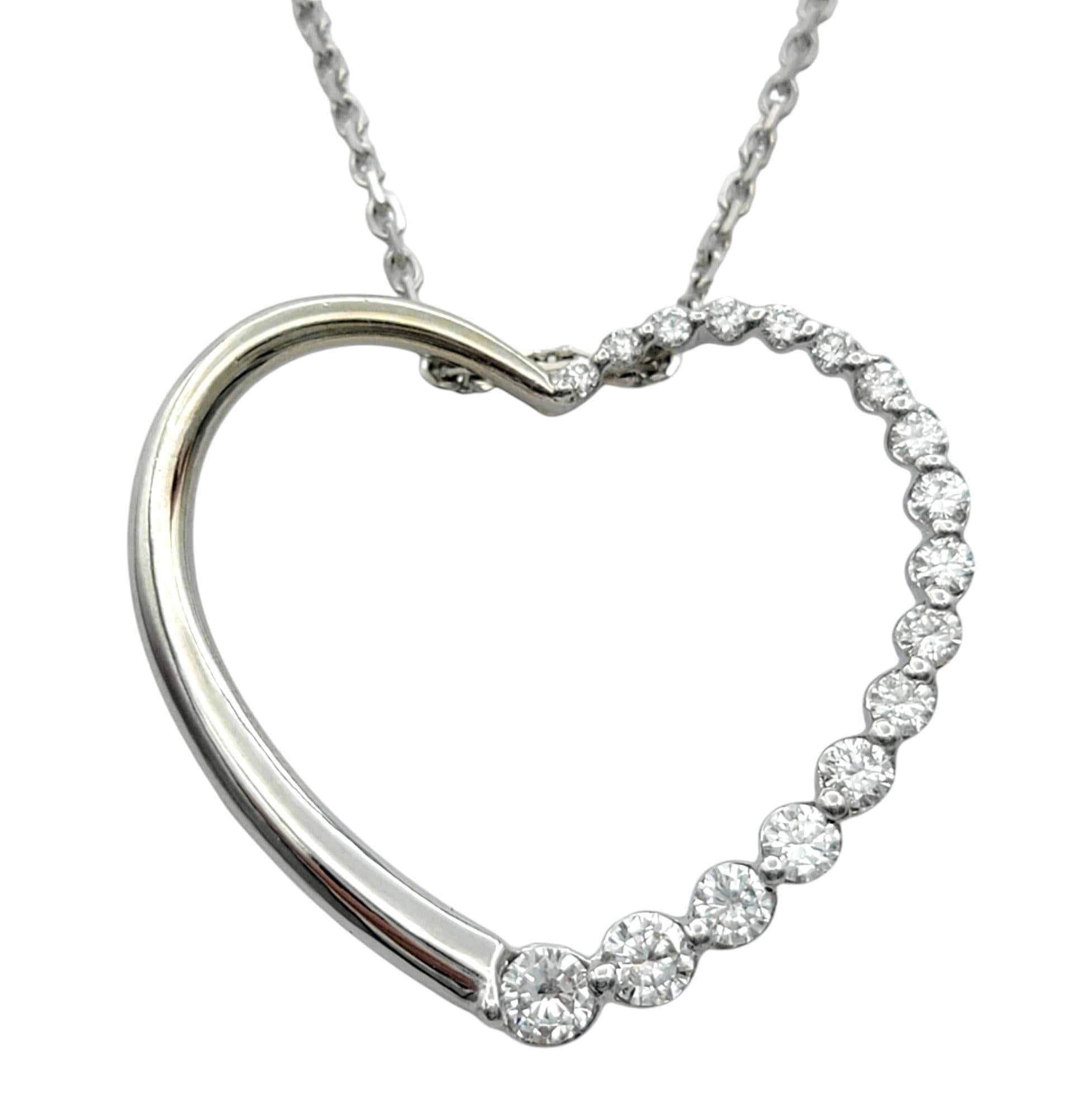 Célébrez l'élégance intemporelle avec cet exquis collier pendentif à cœur ouvert en or blanc 14 carats, incarnation parfaite de l'amour et de la sophistication. Cette magnifique pièce présente un design en cœur ouvert gracieusement incurvé, orné de