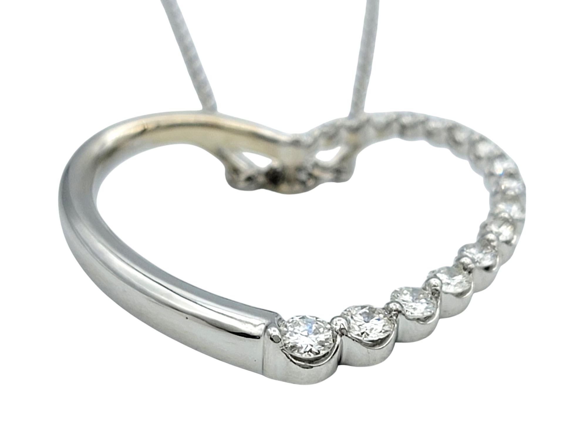 Contemporain Collier pendentif cœur ouvert en or blanc 14 carats avec diamants ronds gradués en vente