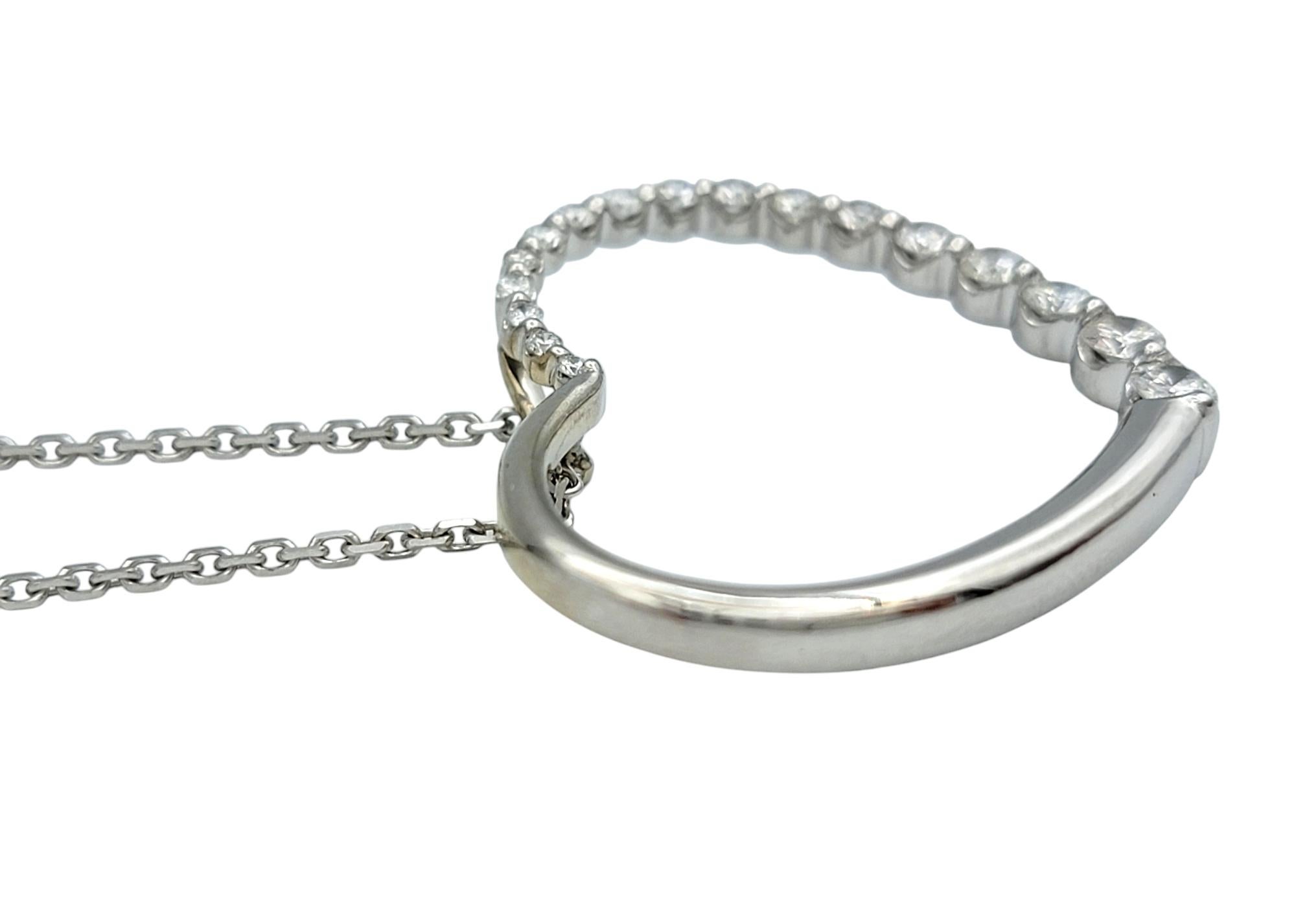 Collier pendentif cœur ouvert en or blanc 14 carats avec diamants ronds gradués Bon état - En vente à Scottsdale, AZ