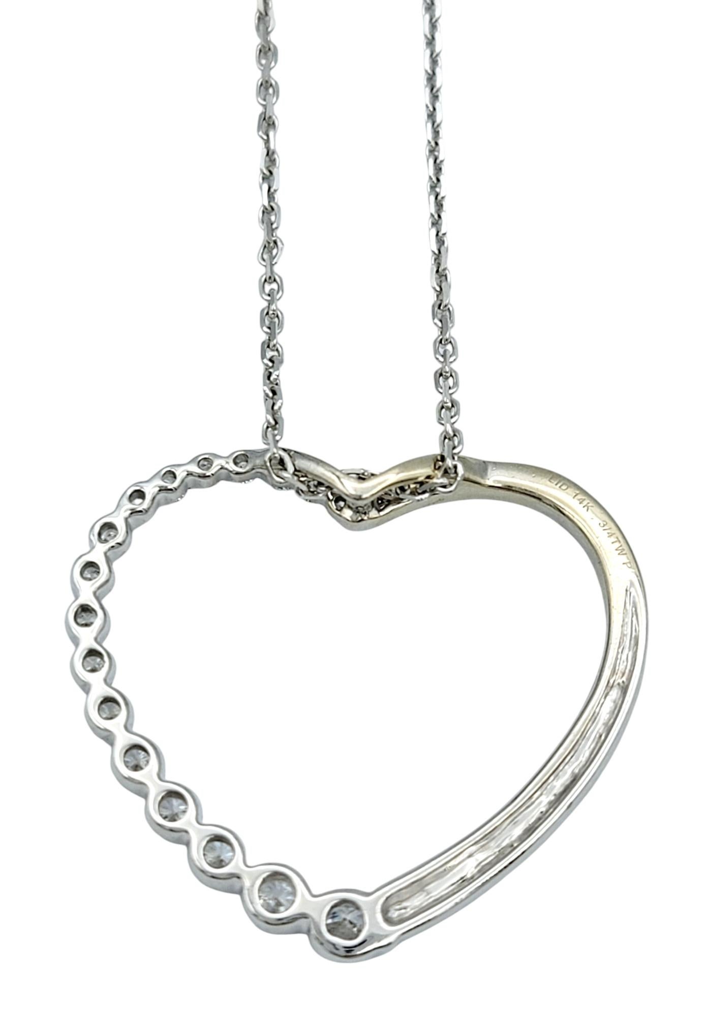 Collier pendentif cœur ouvert en or blanc 14 carats avec diamants ronds gradués Pour femmes en vente