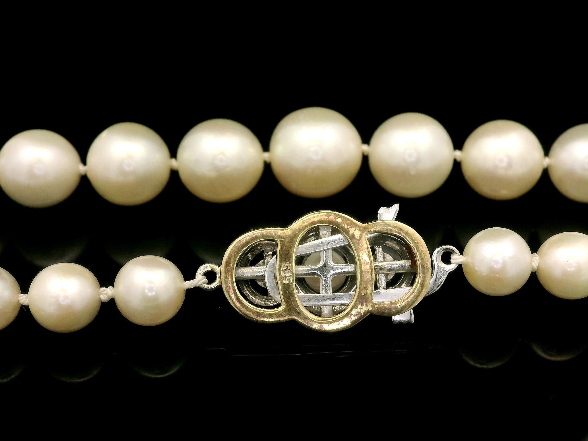 Abgestufte Perlenstrang-Halskette mit ausgefallenem Verschluss aus 14k Weißgold im Zustand „Hervorragend“ im Angebot in Montclair, NJ
