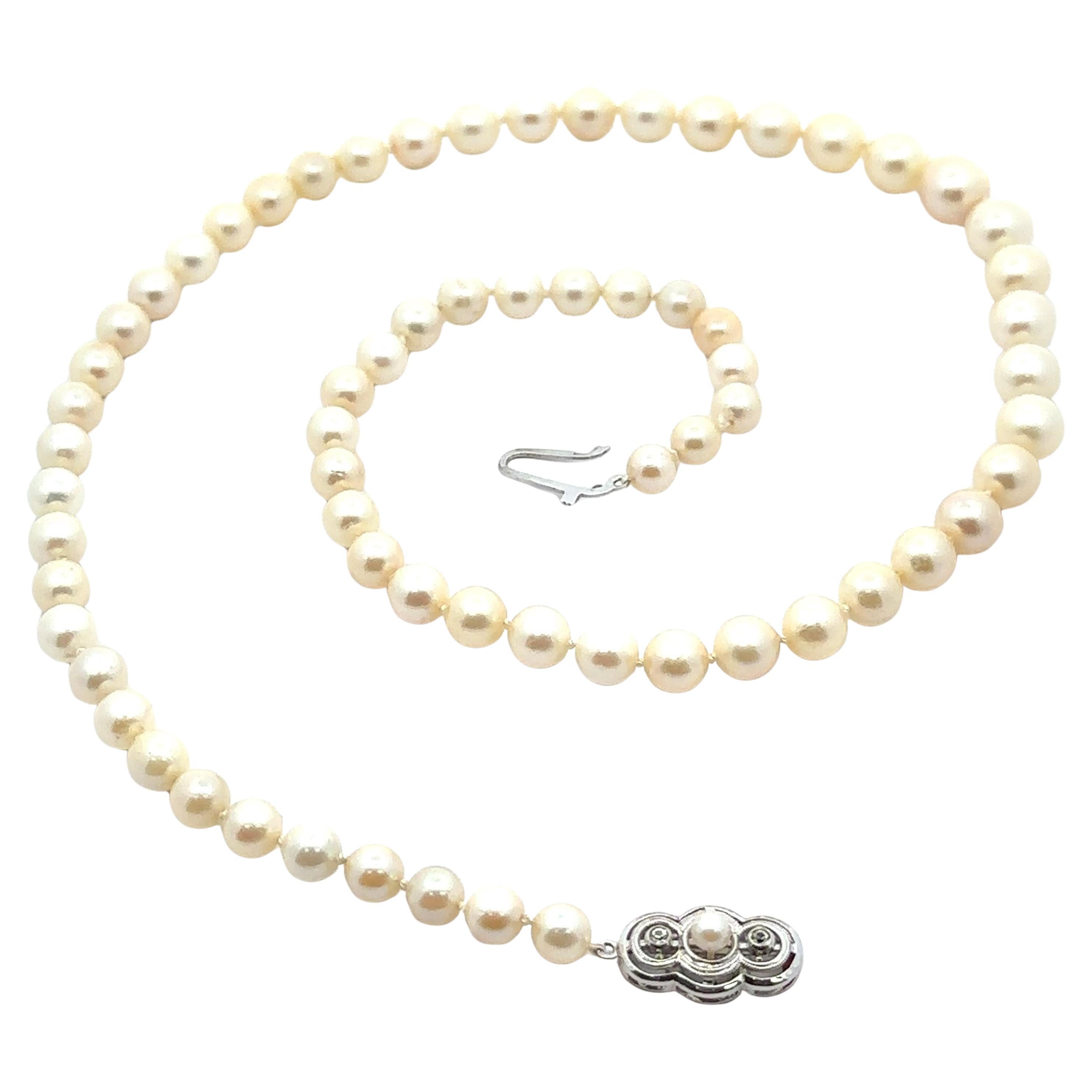 Collana graduata con filo di perle singole e chiusura in oro bianco 14 carati