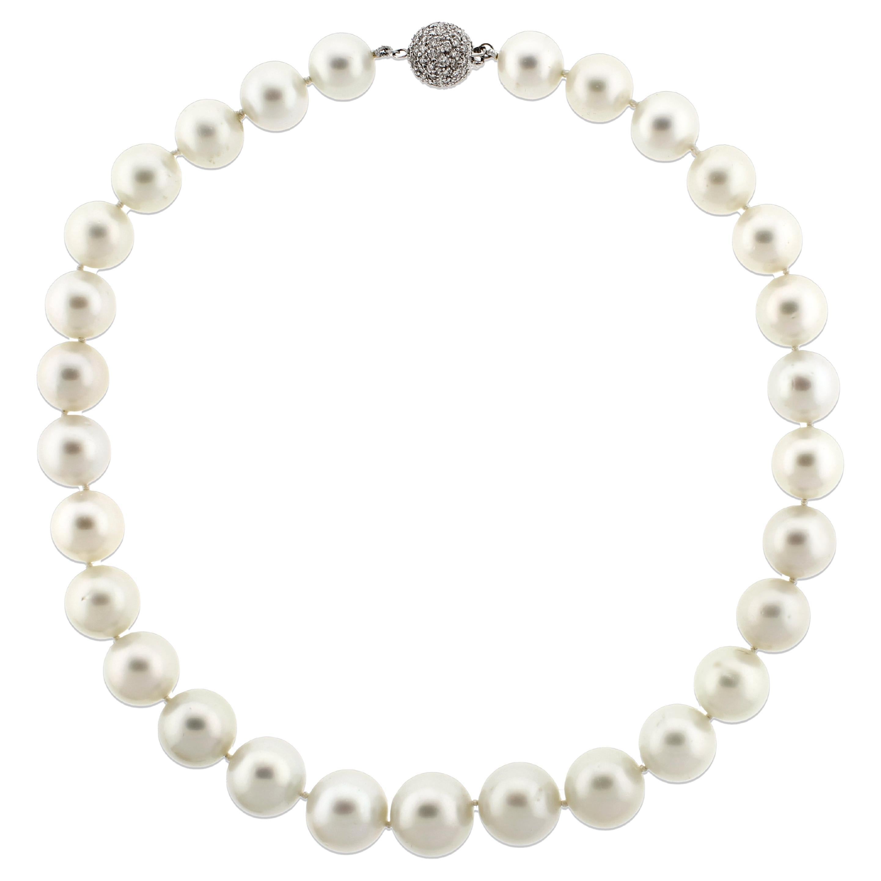Collar Graduado de Perlas del Mar del Sur con Cierre de Diamantes Pave