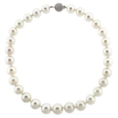 Collar Graduado de Perlas del Mar del Sur con Cierre de Diamantes Pave