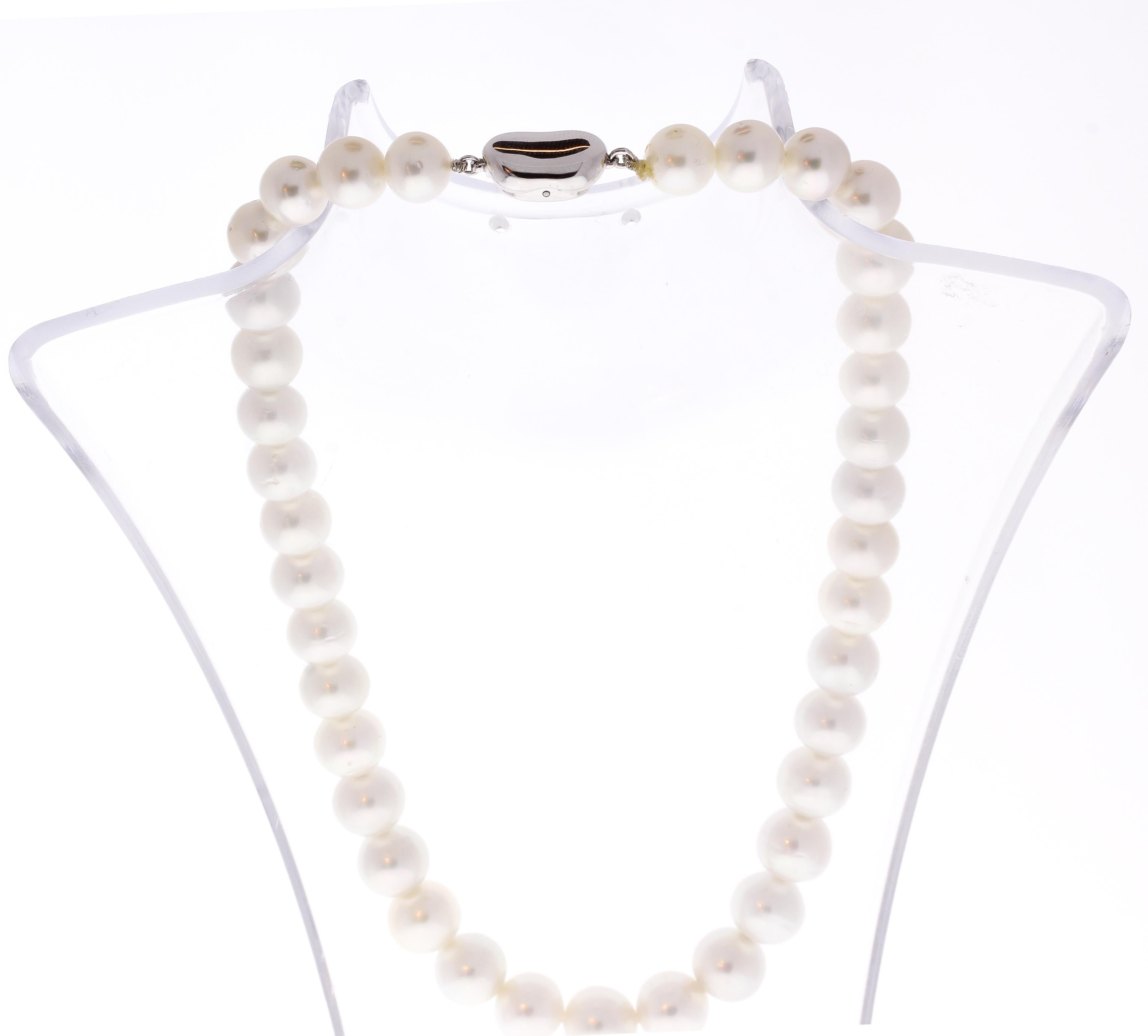 Graduated South Sea White Pearl Necklace In New Condition In Chicago, IL