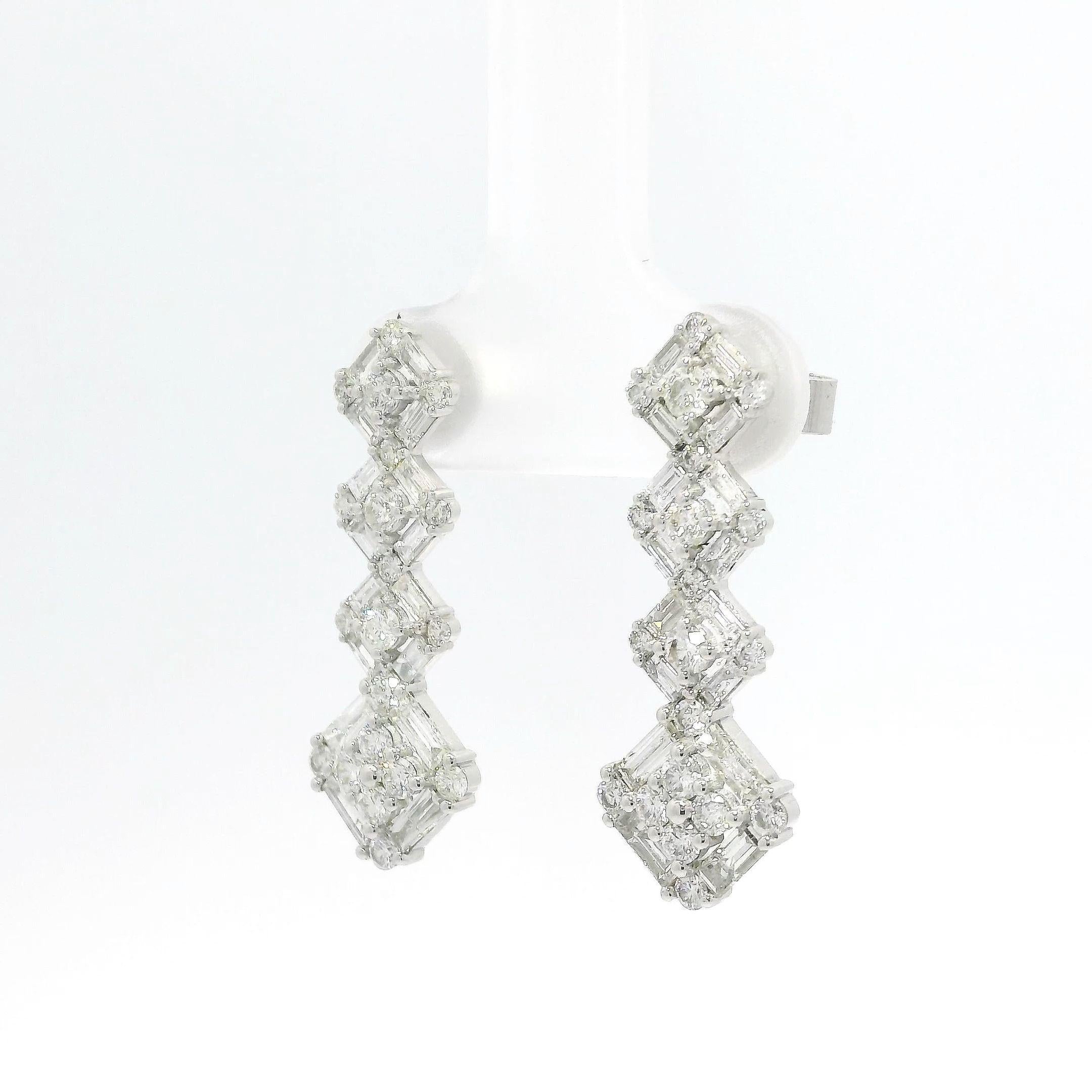 Contemporaneo Orecchini a goccia con diamante quadrato graduato in oro bianco 18 carati in vendita