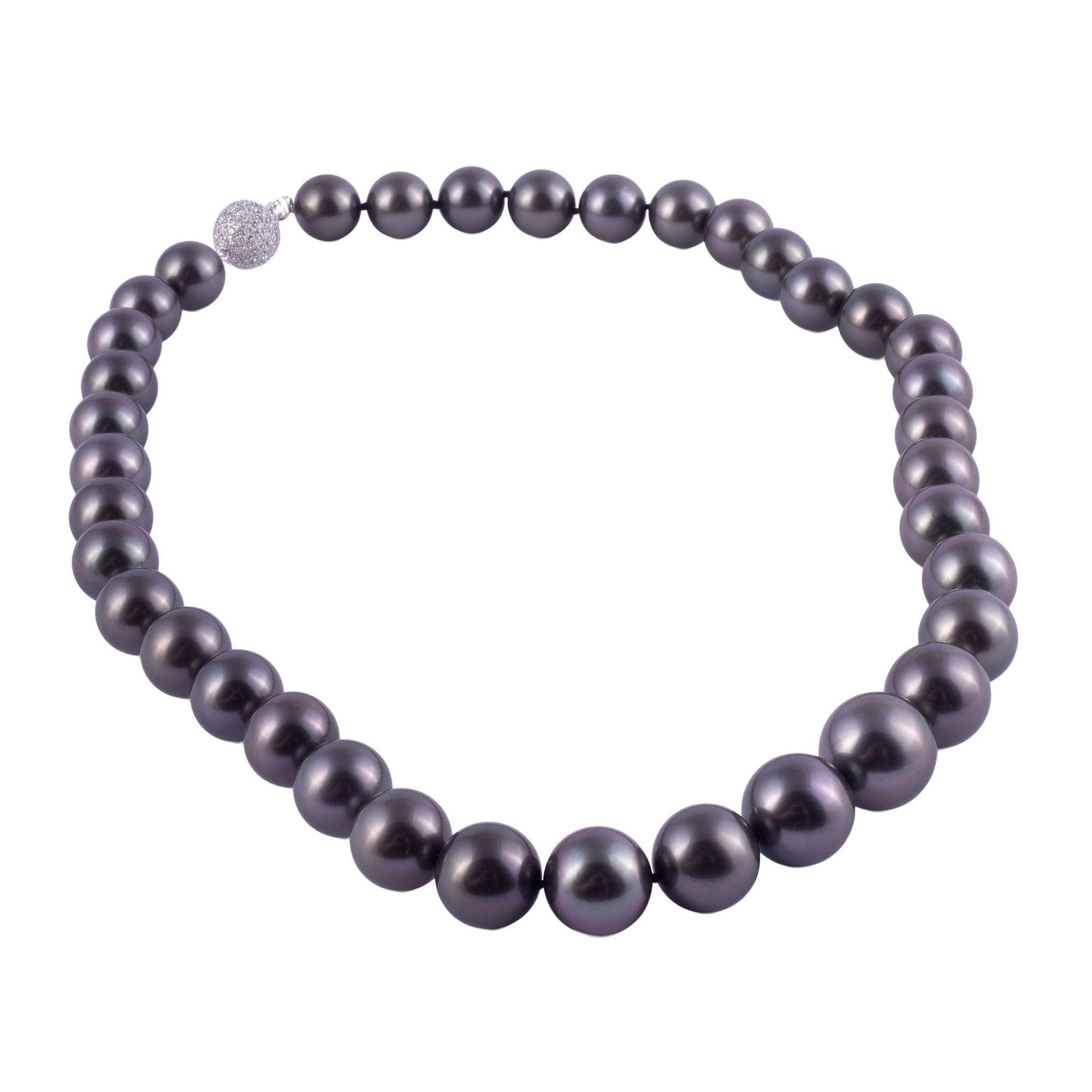 Graduated Tahitian Pearl Necklace with Diamond Clasp In Good Condition For Sale In Solvang, CA