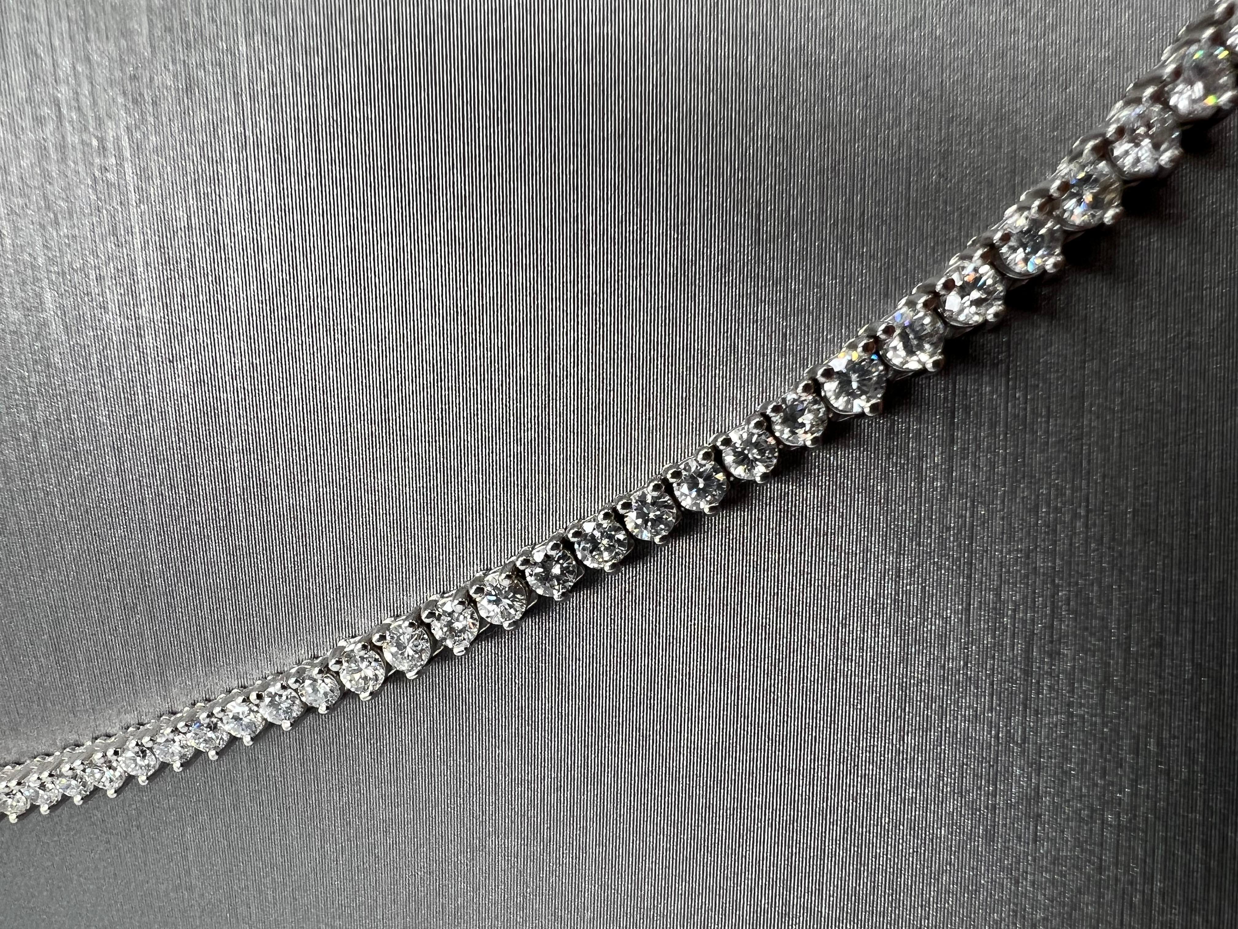 Graduated Tennis Necklace in 14k White Gold with 10.02ct of Natural Diamonds In New Condition For Sale In Great Neck, NY