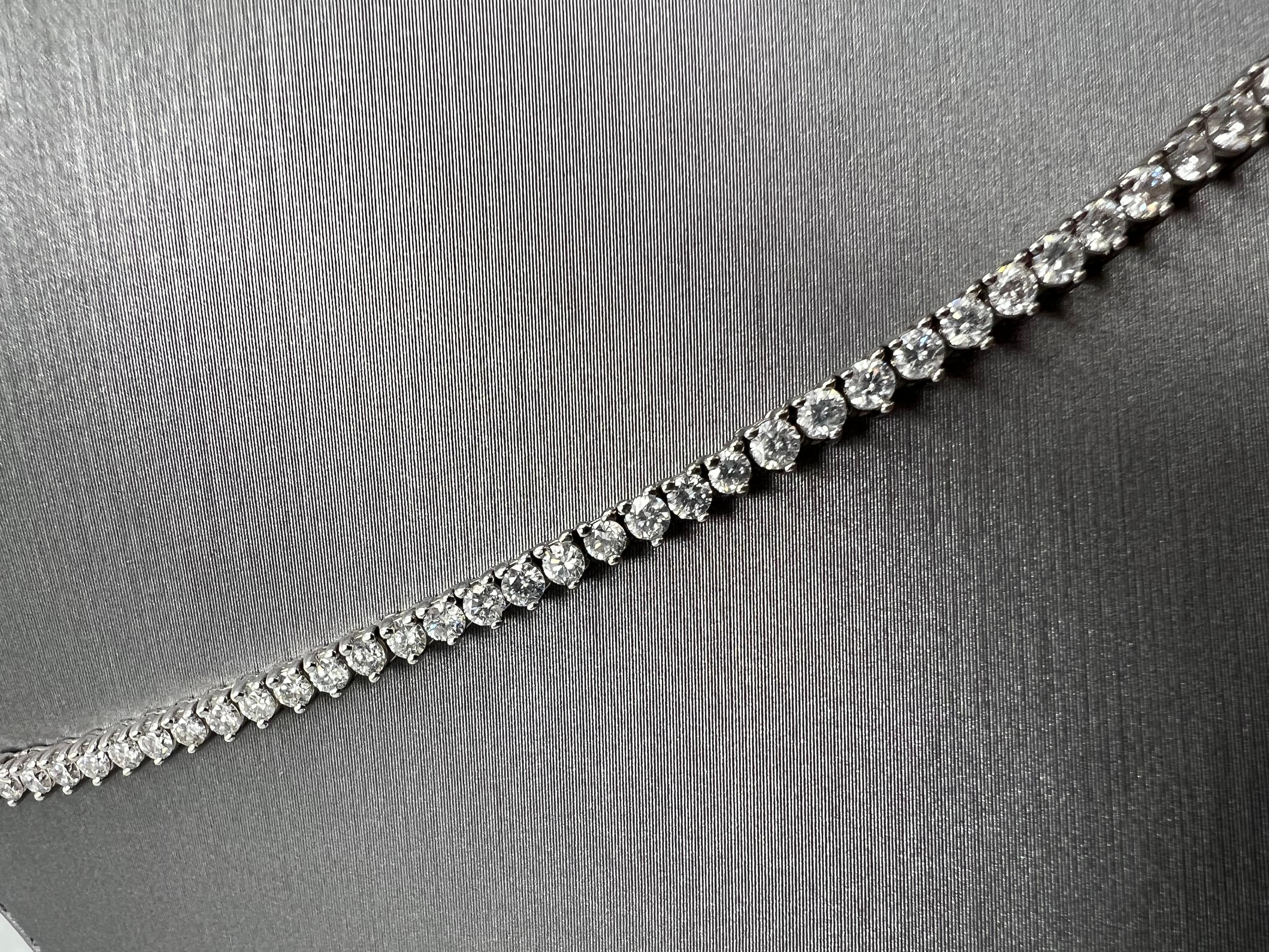 Brilliant Cut Graduated Tennis Necklace in 18k White Gold with 7.50ctW of Natural Diamonds For Sale