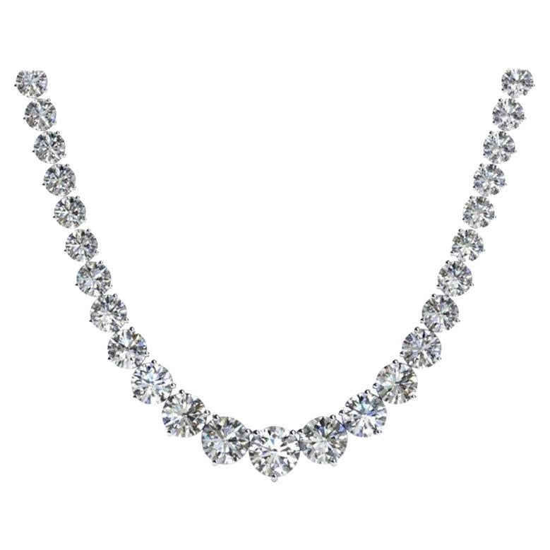 Ce magnifique et impressionnant collier Riviera est composé de 25 carats de diamants ronds et brillants, tous certifiés par le GIA, d'une excellente couleur blanche, D/E, et d'une belle taille.  clarté si1/2 100% propre à l'œil

Chaque pierre est