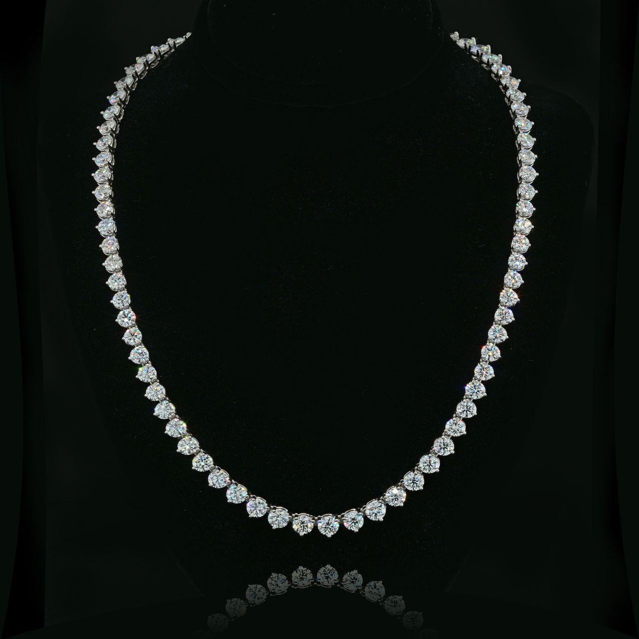 Graduated Tennis Necklace in with 3-Prong Set Round Diamonds In New Condition For Sale In Rome, IT