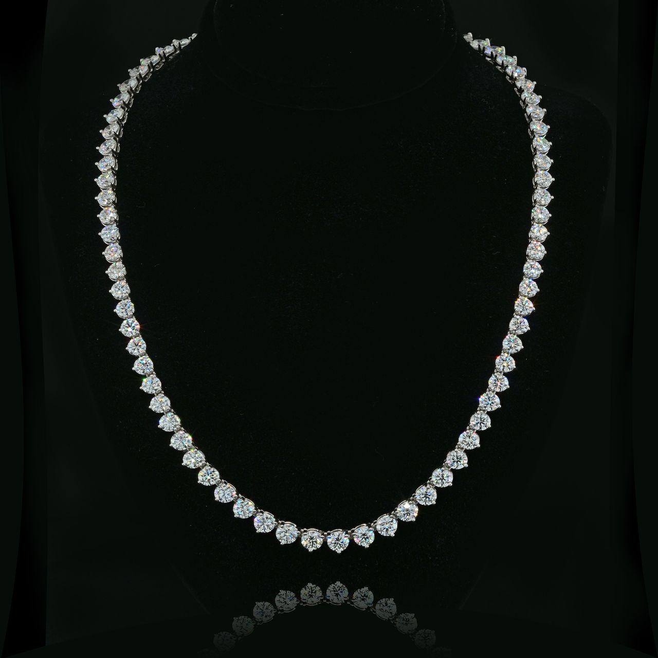 Taille ronde Collier tennis gradué serti à 3 griffes de diamants ronds en vente