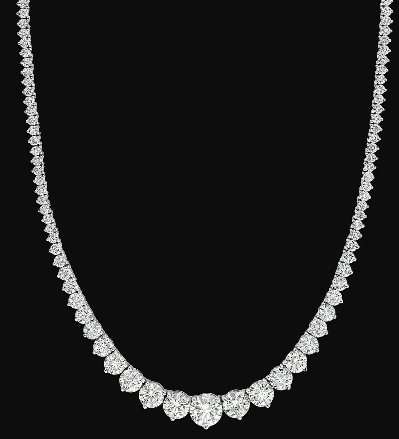Abgestufte Tennis-Halskette mit 3 runden Diamanten in Zackenform. D7.34ct.t.w. (Rundschliff) im Angebot