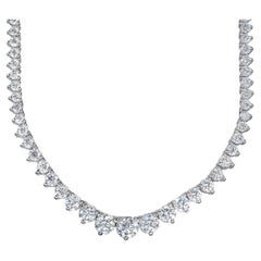 Abgestufte Tennis-Halskette mit 3 runden Diamanten in Zackenform. D8.13ct.t.w.