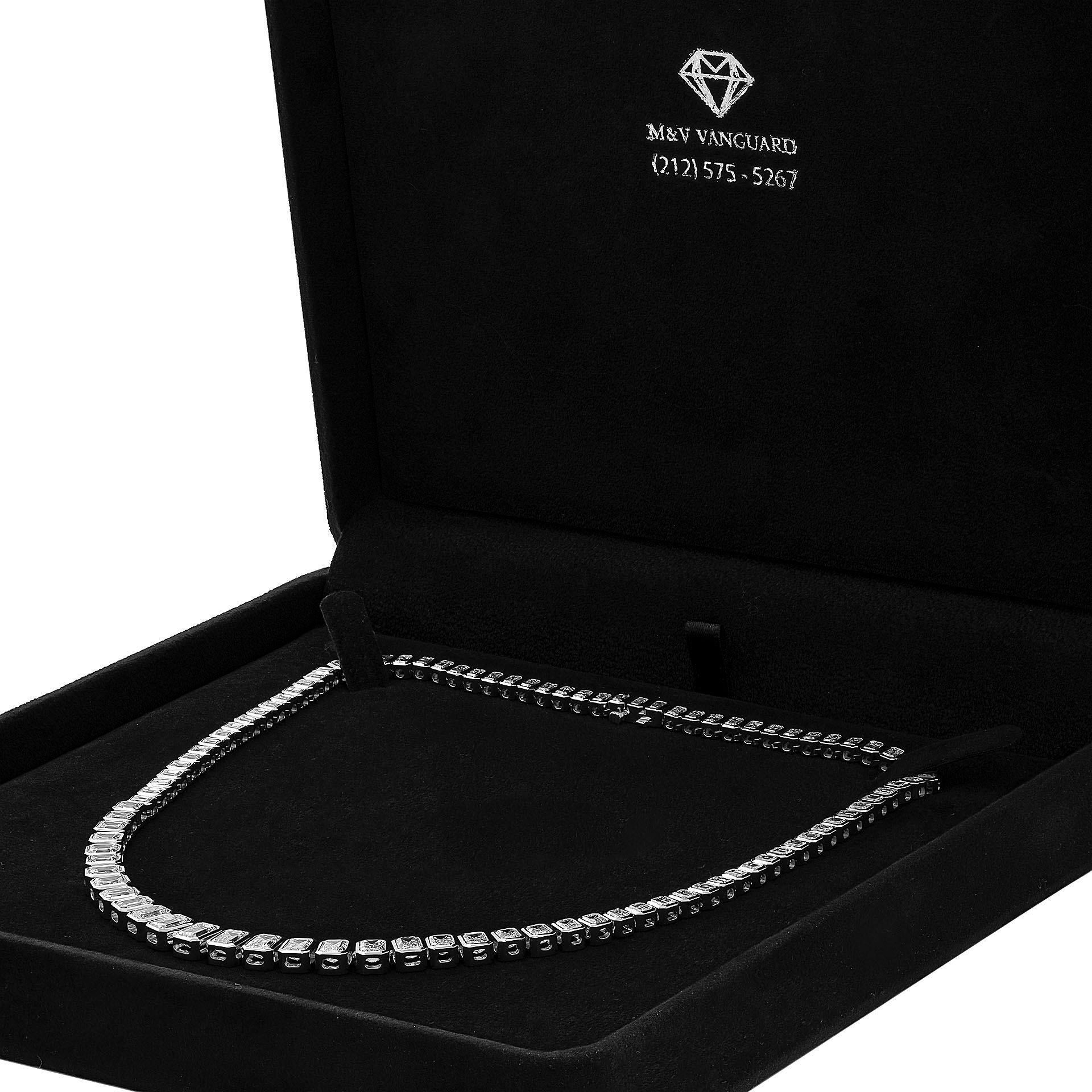 Abgestufte Tennis-Halskette aus Platin mit Diamanten im Smaragdschliff 28.03 Karat (Moderne) im Angebot
