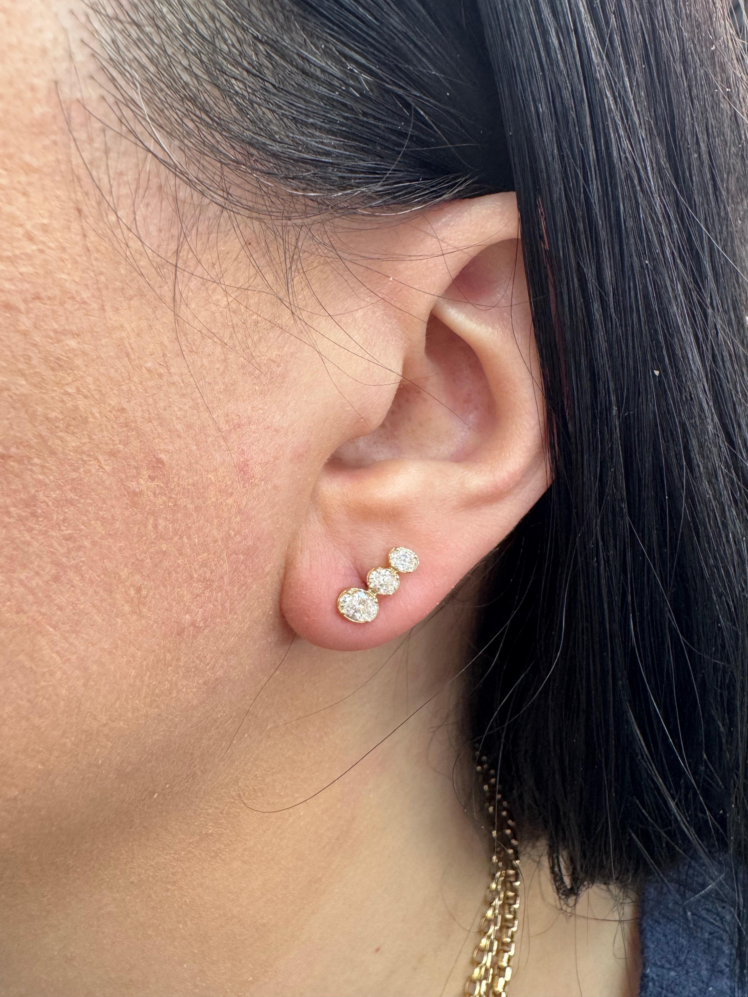 Boucle d'oreille en or jaune 14 carats ornée de diamants gradués de taille ovale pesant 0,78 carats.
Plus de Earring Climbers en stock.
Message pour photos et détails. 