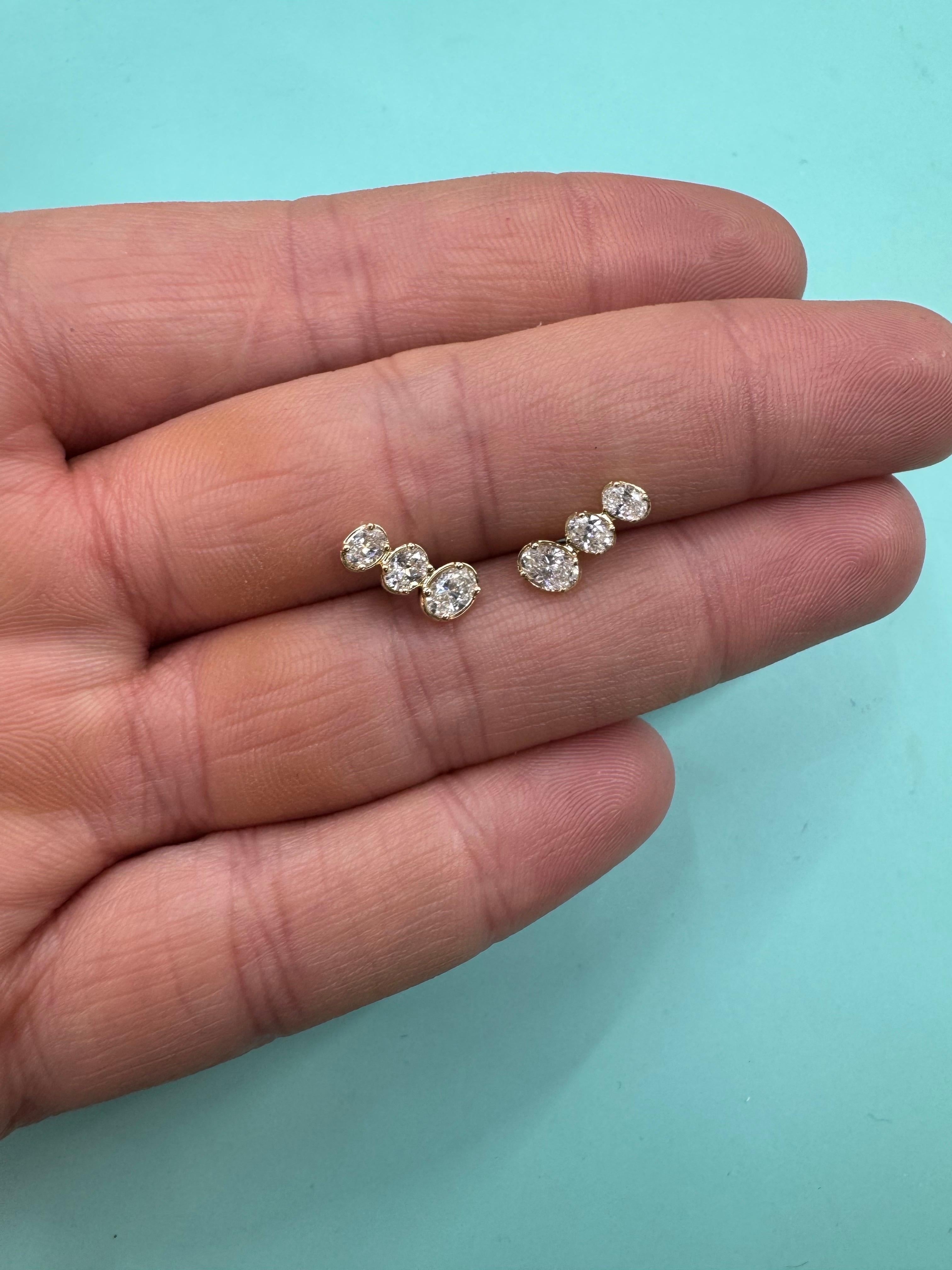 Contemporain Clous d'oreilles en or 14 carats à trois pierres de taille ovale et diamants 0,78 carat en vente